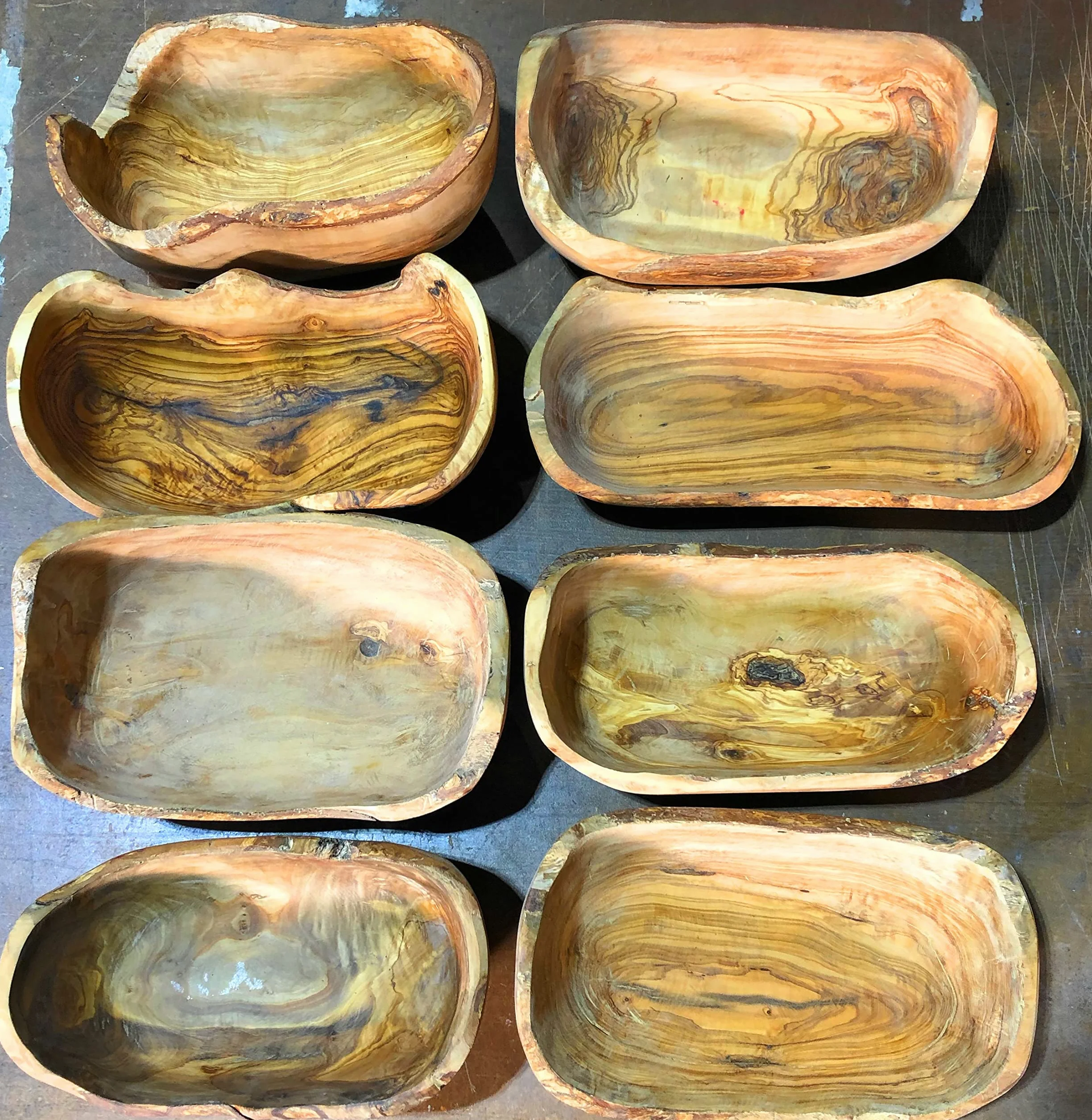 Rustykalna owalna miska na ciasto z drewna oliwkowego 30 cm rustykalna miska na chleb od sadu liściastego - w kształcie łodzi - żywa krawędź kory. Wystrój domu wiejskiego na owoce, sałatki, przekąski,