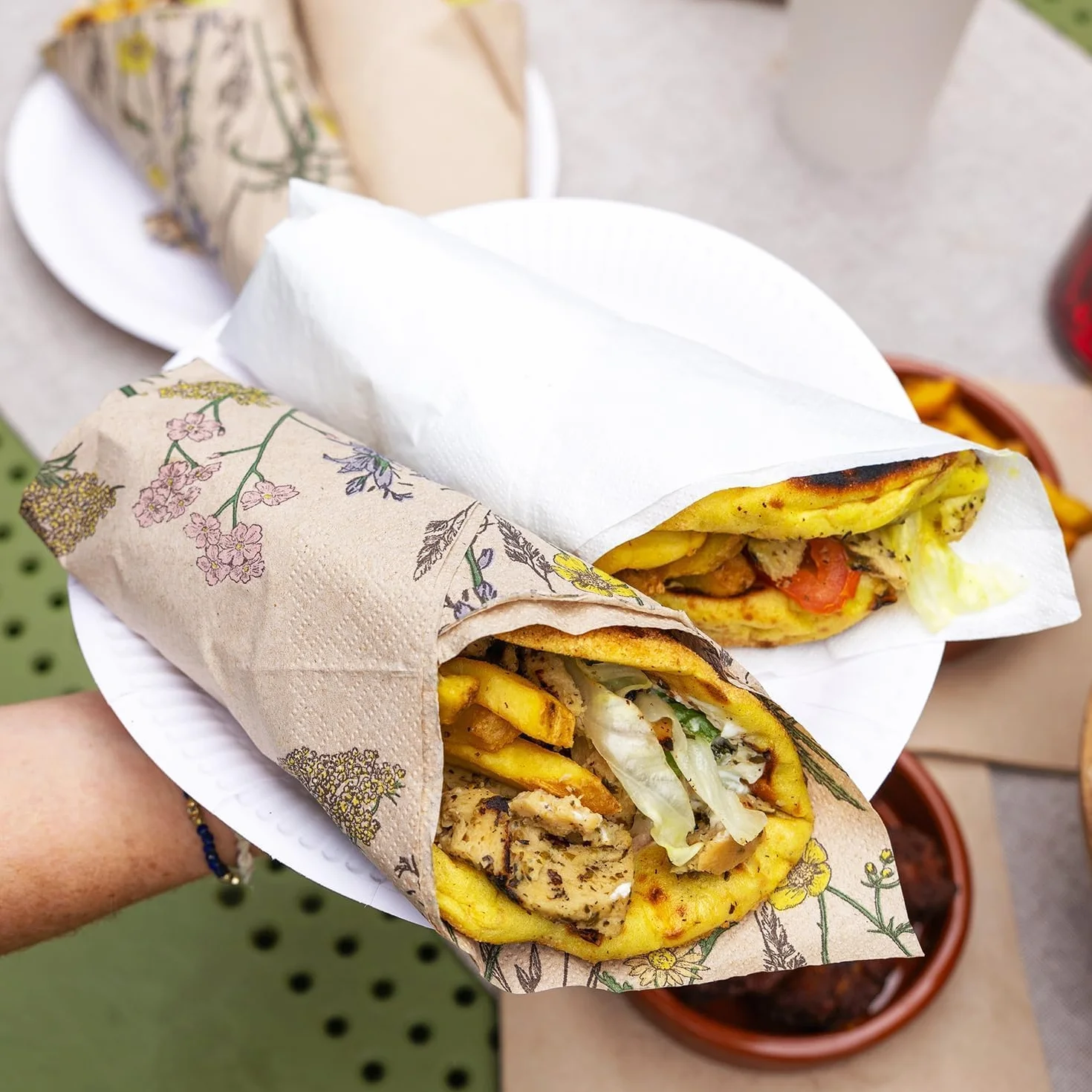 Talking Tables Rodzaj stołu 150 sztuk ekologicznych białych papierowych talerzy do gastronomii i codziennego użytku, nadające się do recyklingu, okrągłe naczynia jednorazowe, artykuły na przyjęcie