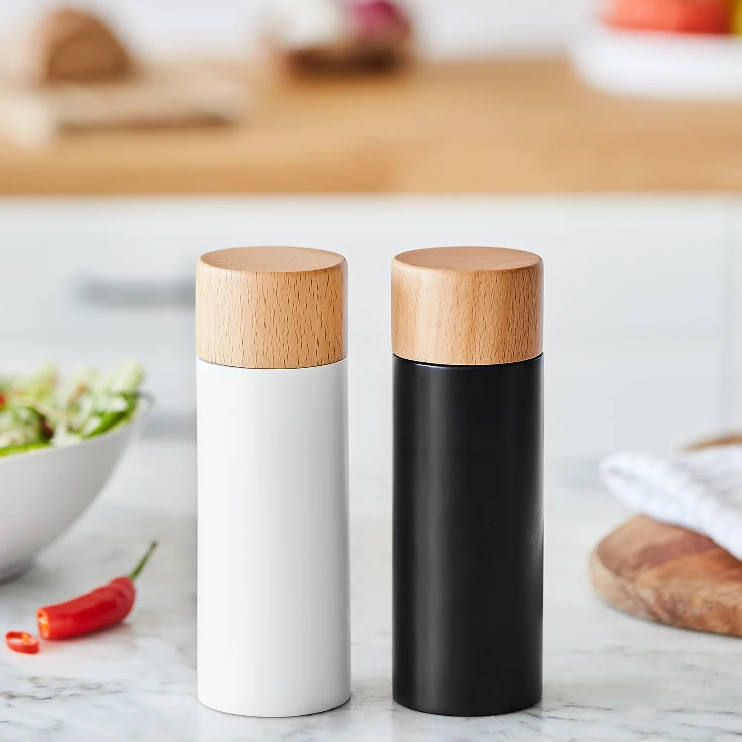 2-częściowy zestaw młynków do soli i pieprzu, młynek do przypraw z drewna brzozowego w stylu Scandi, regulowany ceramiczny mechanizm mielący, młynek bez napełnienia i do ponownego napełnienia – czarny