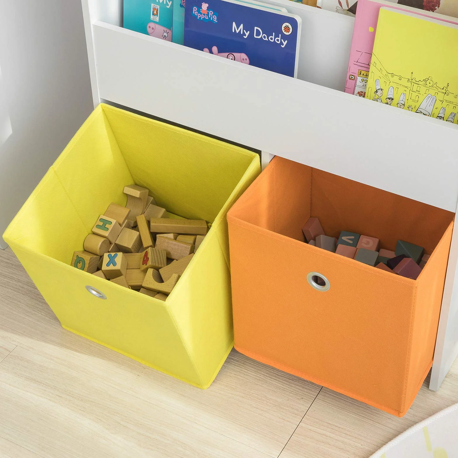 SoBuy KMB27-W dziecięcy regał na książki z 3 półkami i 2 pudełkami z materiału, regał do przechowywania zabawek, organizer na zabawki, biały, szer. x wys. x gł.: 58 x 76 x 27 cm