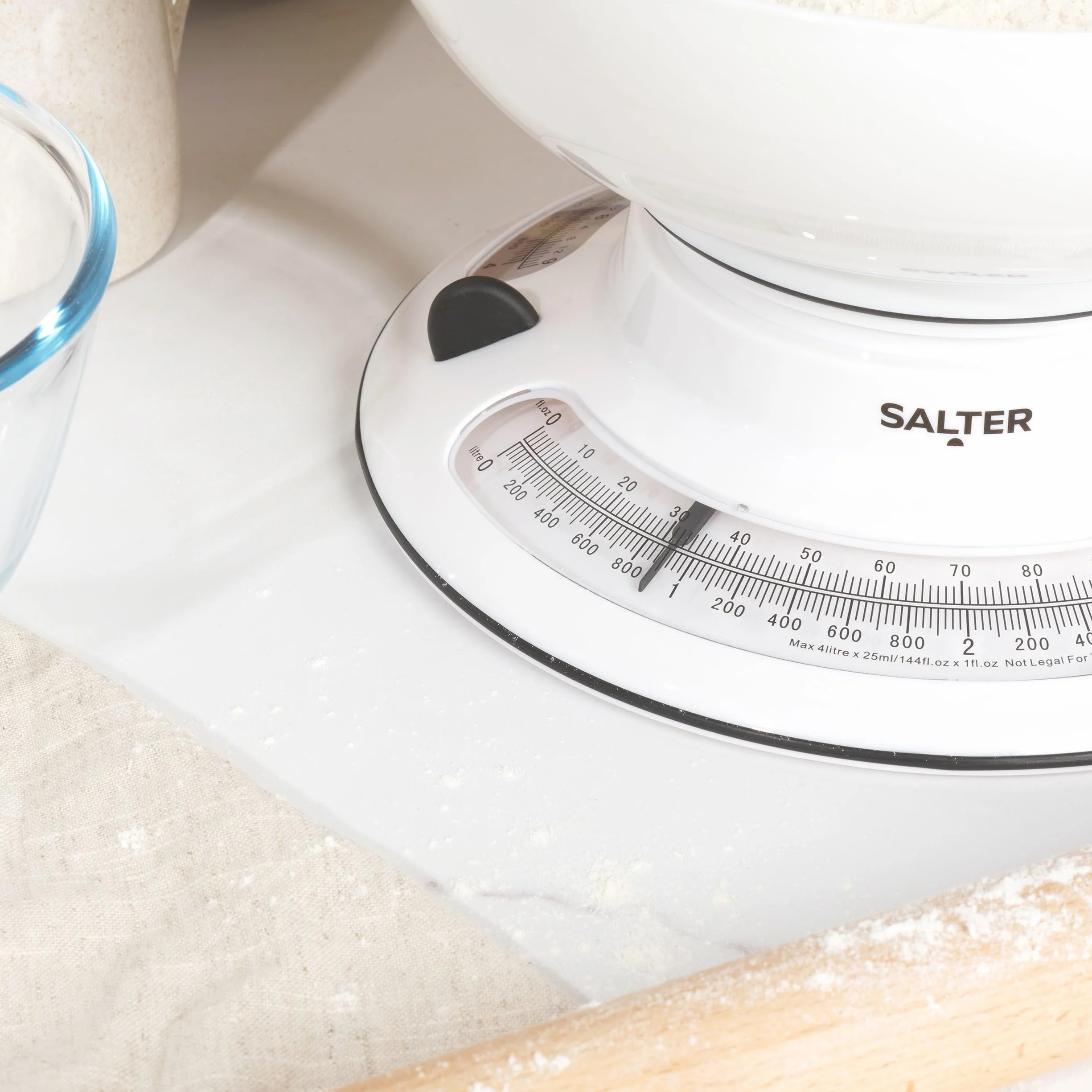 Salter 800 WHBKDR Aquaweigh Waga mechaniczna, wazy ciecze i plyny, dodaj i zwaz, podwójna obrotowa skala, dziobek do nalewania, zaciski misy 2,6 l nad waga, maks. 4 kg, pieczenie/gotowanie, biala