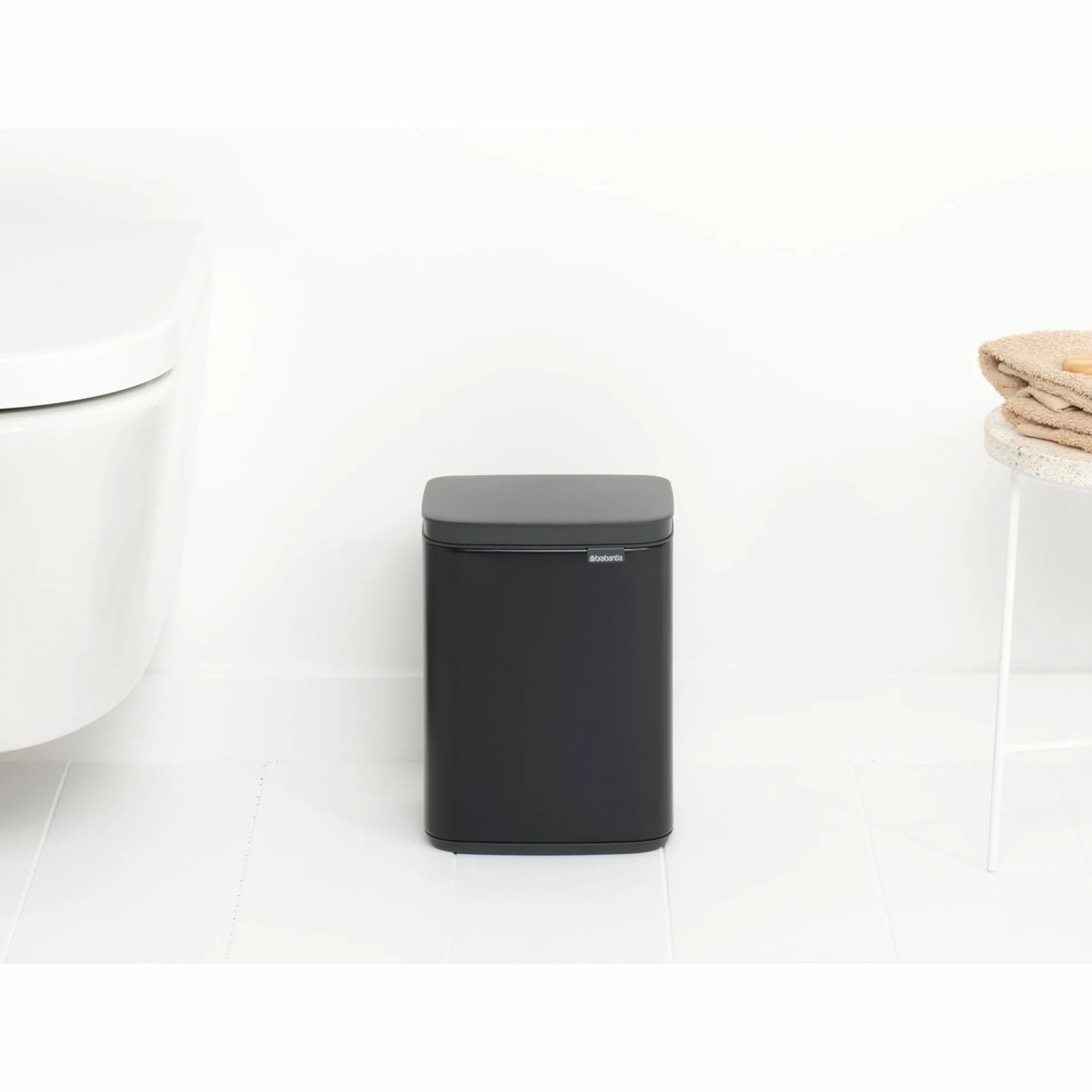Brabantia - Kosz na śmieci Bo 4L - Mały i stylowy - Łatwe otwieranie i delikatne zamykanie - Kosz na Odpadki Higieniczny - Do montażu na ścianie - Do łazienki, toalety, sypialni - Matt Black