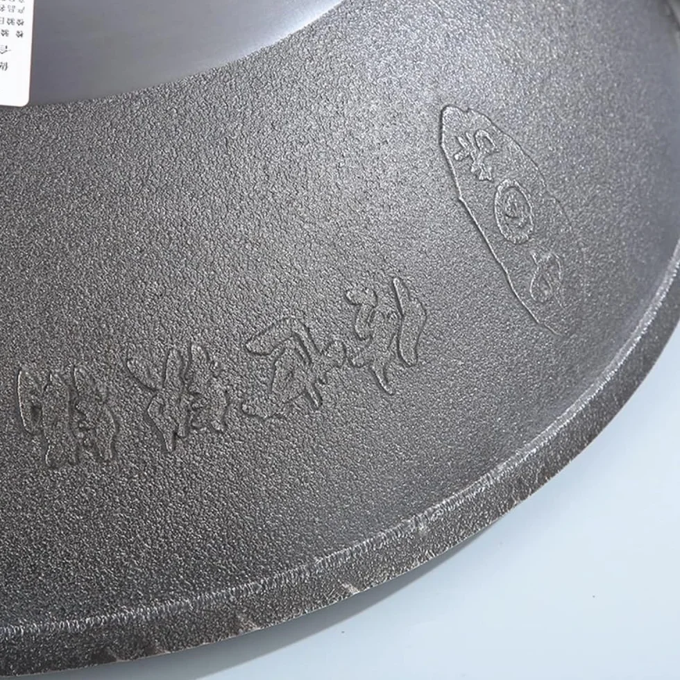 Wok żeliwny, tradycyjna ręcznie młotkowana patelnia z podwójnymi drewnianymi uchwytami, nieprzywierająca, uniwersalna niezbędna do gotowania, 40 cm