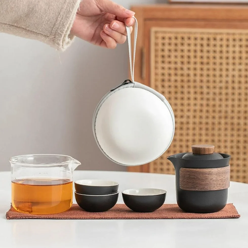 Porcelanowy podróżny zestaw do herbaty z 1 czajnikiem, 1 serwerem do herbaty i 3 filiżankami do herbaty z przenośnym woreczkiem podróżnym - czarny