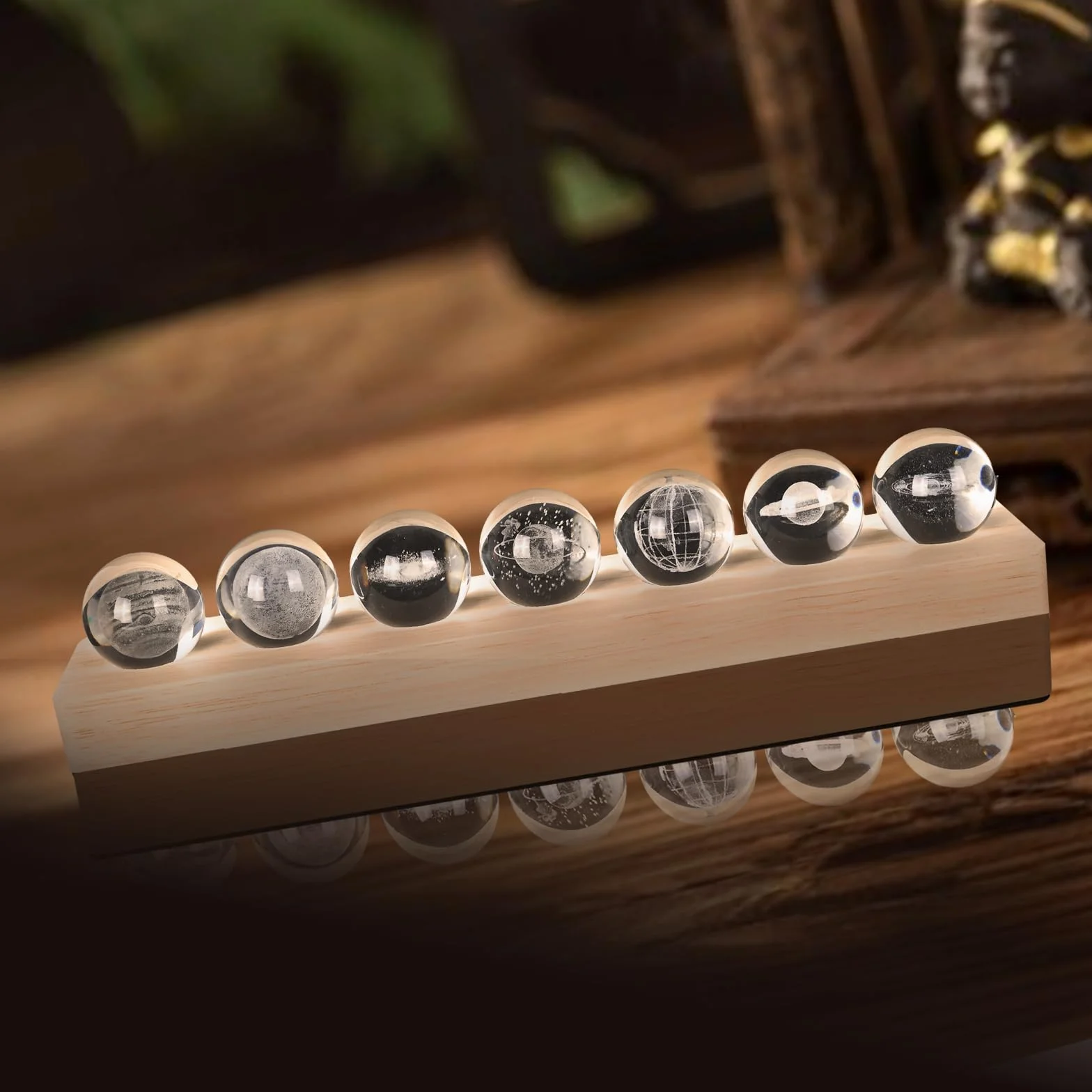 Hivexagon Dekoracja z 7 galaktycznej kryształowej kuli z drewnianym stojakiem LED – system galaktyczny 3D, ziemia, księżyc, Saturn, 40 mm, kryształowa kula idealna na prezent dekoracyjny