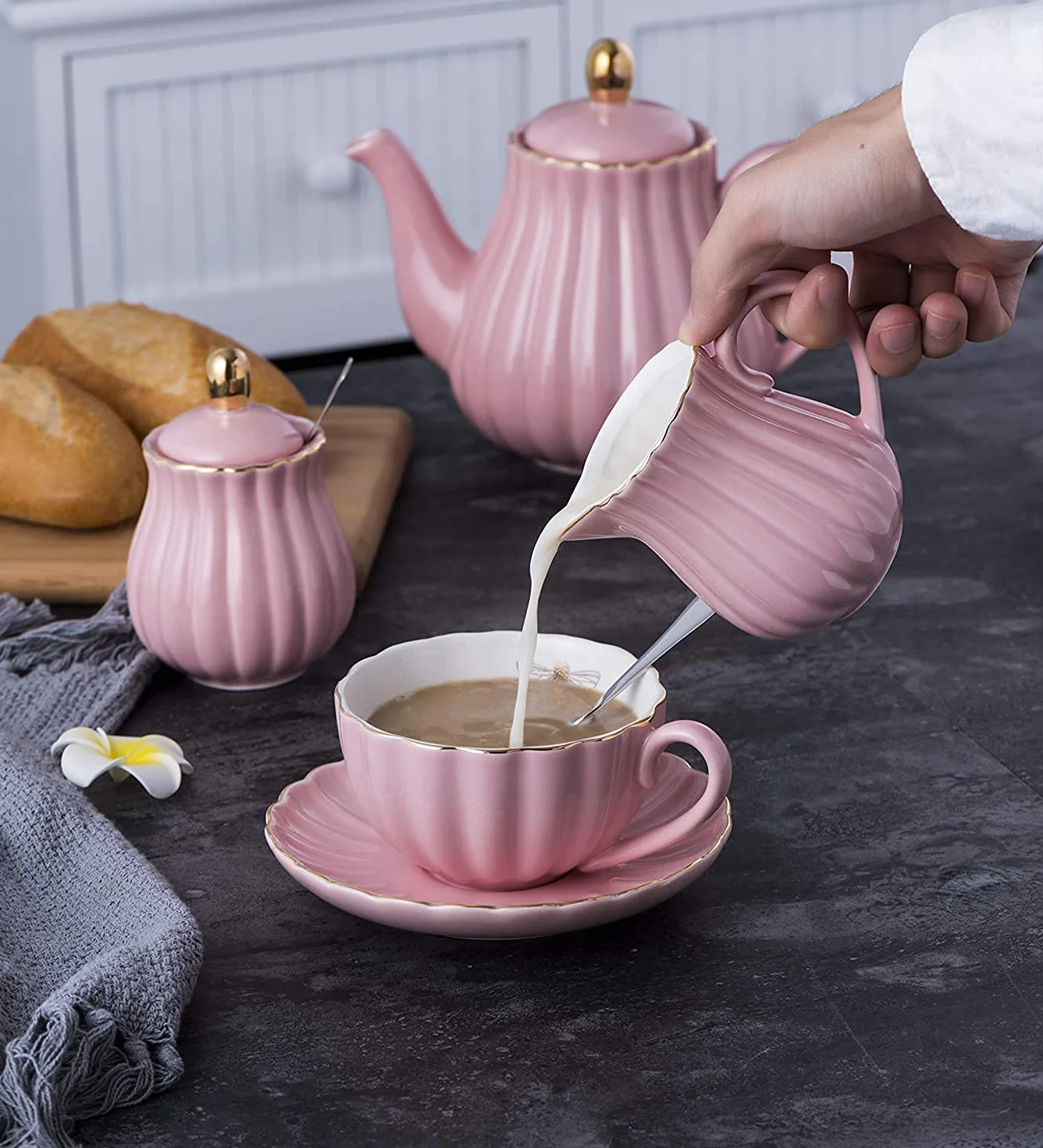 YBK Tech porcelanowy zestaw do herbaty w stylu euro ze stojakiem, czajniczek z 4 filiżankami i spodkami, złota pszczoła wewnątrz kubka (różowy)