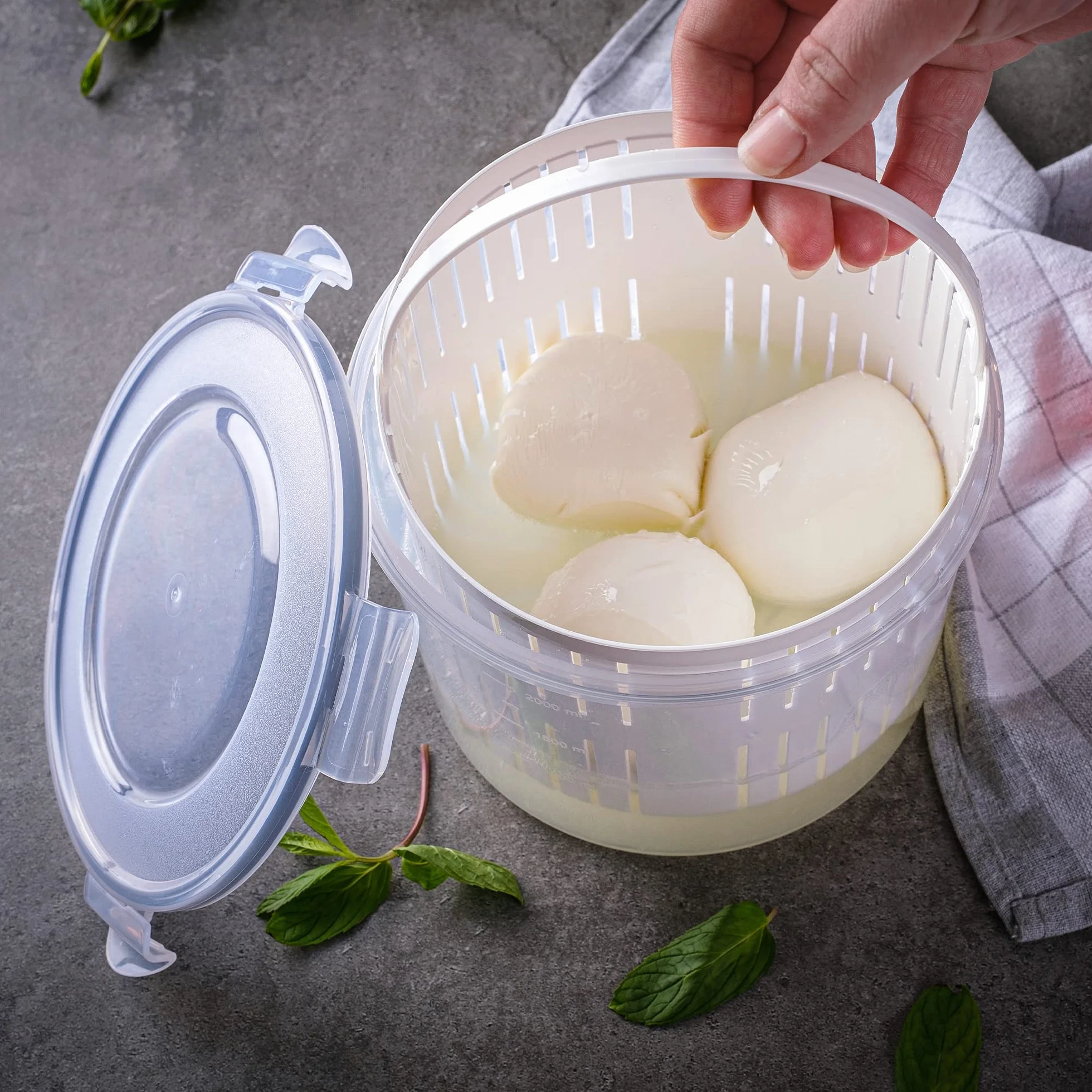CRYSTALIA Duży słoik na marynaty o pojemności 2500 ml z sitkiem, 100% wolny od BPA, pojemnik na marynaty z sitkiem, uchwyt na marynat, wiadro z piklami, beczka oliwkowa jalapeno, szczelna i sitko do