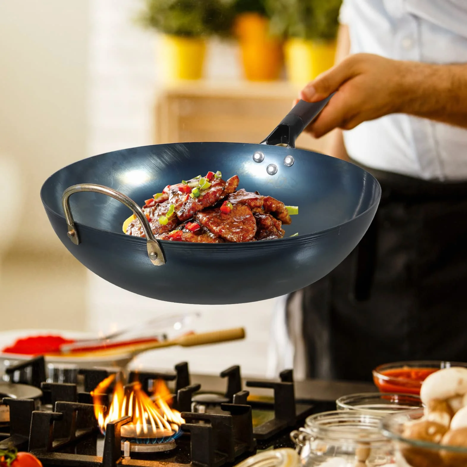Wielofunkcyjna Patelnia Wok Żeliwna z Drewnianym Uchwytami Tradycyjna Patelnia Do Gotowania Idealna Do Domowego Użytku Gładkie Dno Dla Równomiernego Rozkładu Ciepła