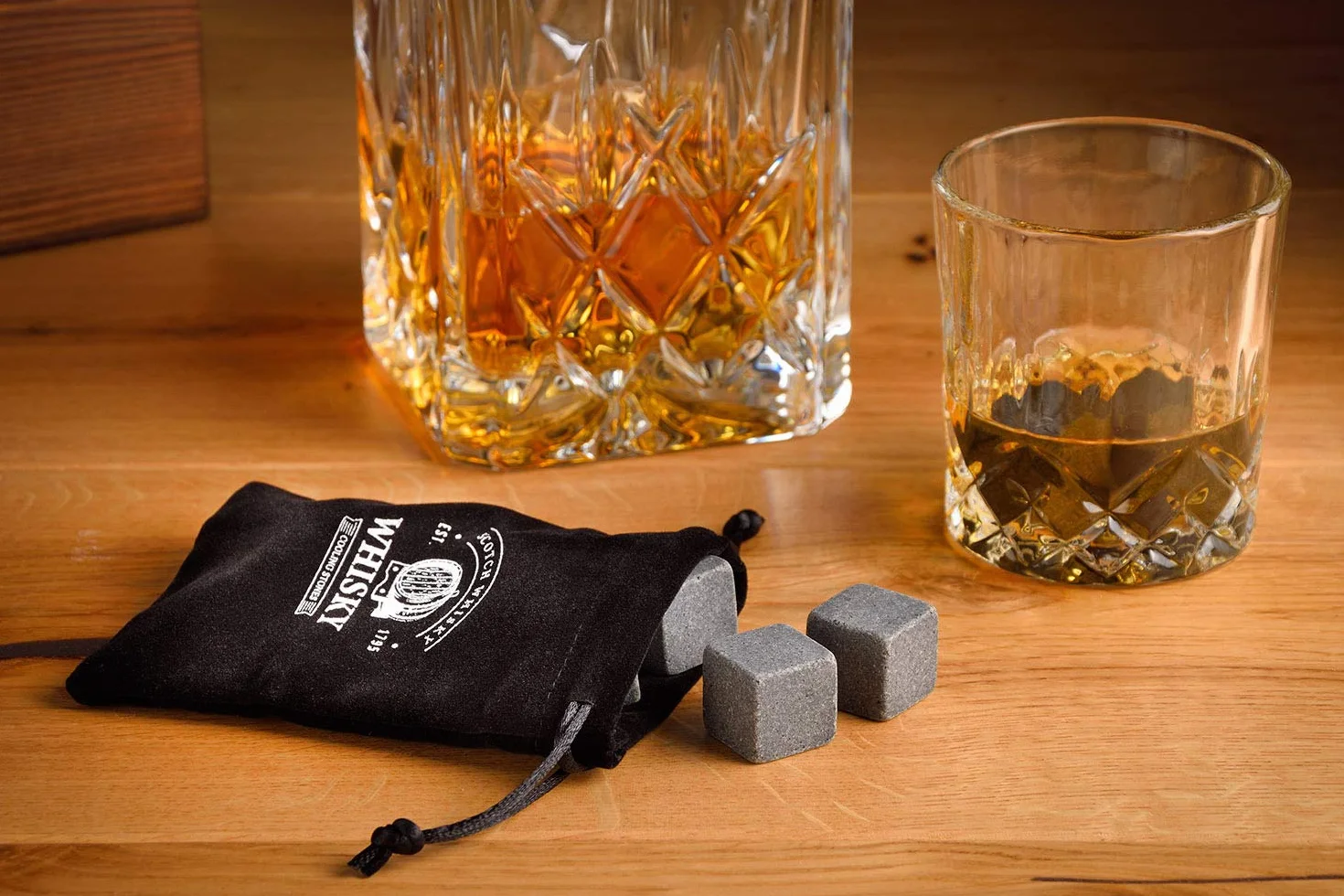 WOMA Zestaw 6 kostek chłodzących z bazaltu, w zestawie woreczek z aksamitu i wysokiej jakości drewniane pudełko, kostki lodu wielokrotnego użytku do whisky, wódki, ginu, rumu, tequili i koktajli