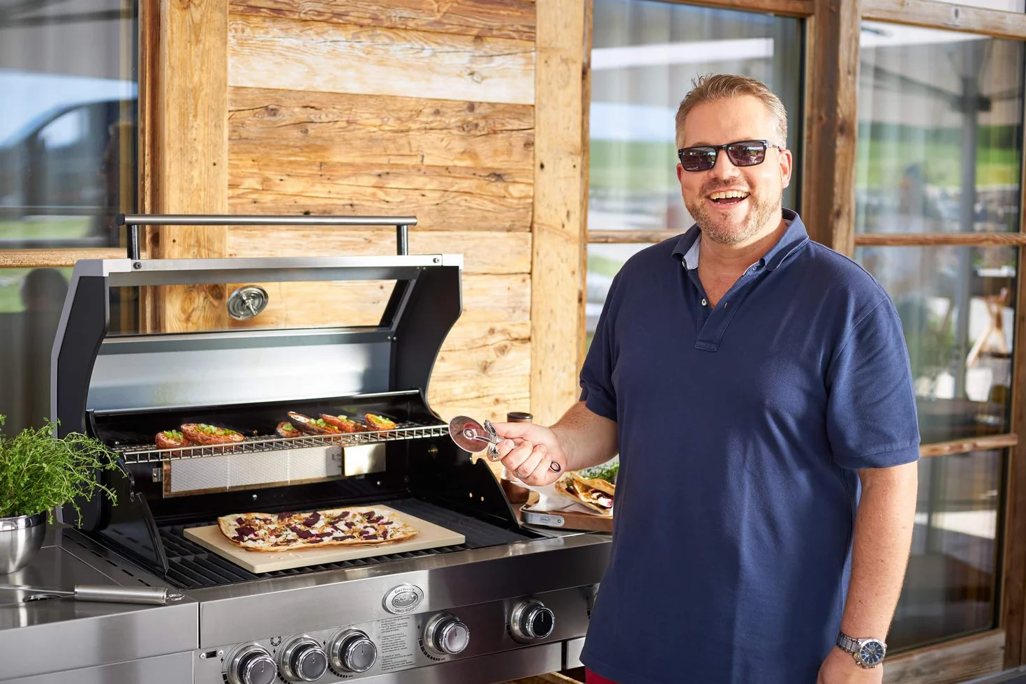RÖSLE Nóż do pizzy i ciasta, wysokiej jakości nóż do pizzy ze stabilnym kółkiem, ochrona dłoni, stal nierdzewna 18/10, nadaje się do mycia w zmywarce