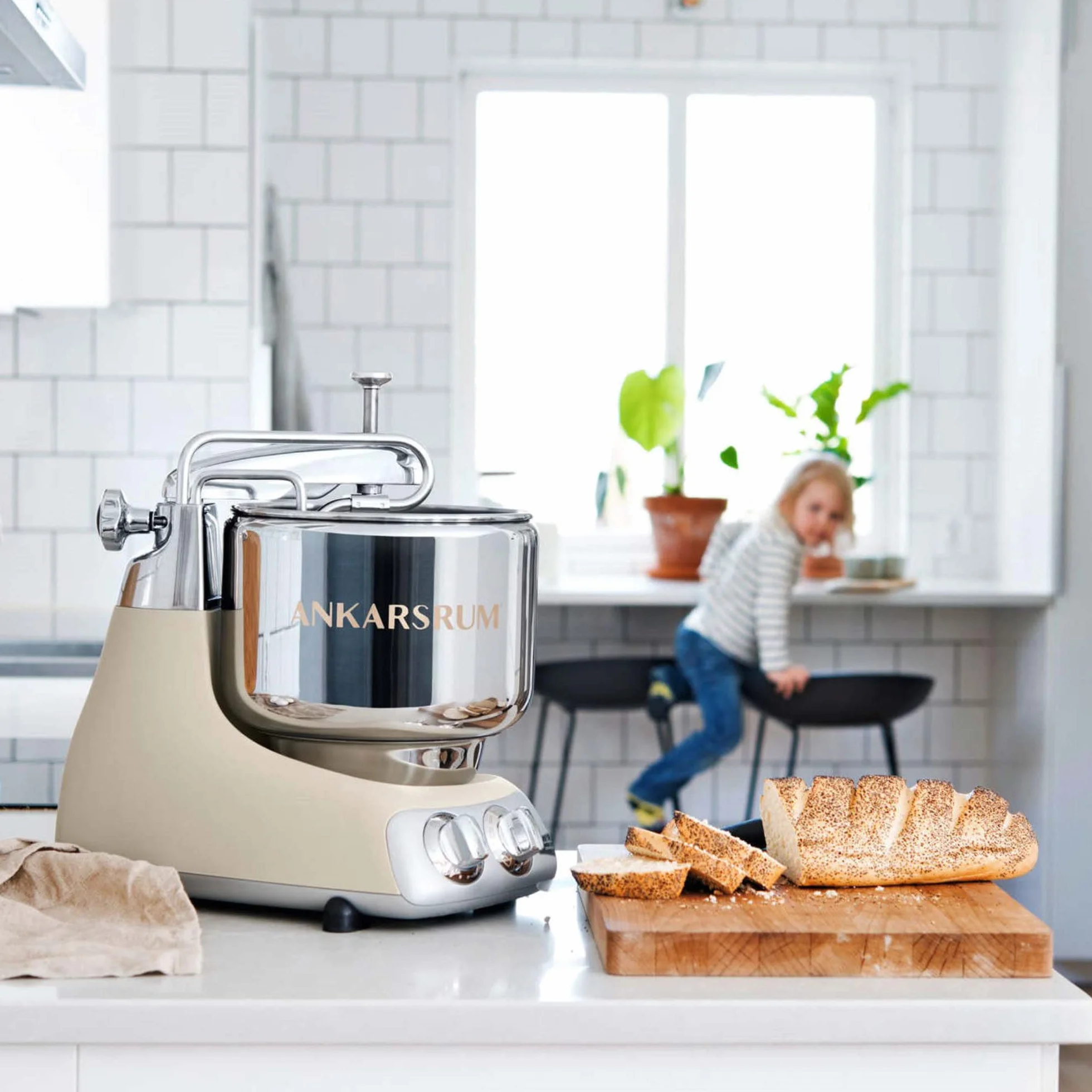 Ankarsrum Assistent 6230 Harmony Beige – 1500 W, miska ze stali nierdzewnej 7 l, aluminium z recyklingu, ręcznie wykonana w Szwecji, wytrzymała i wszechstronna