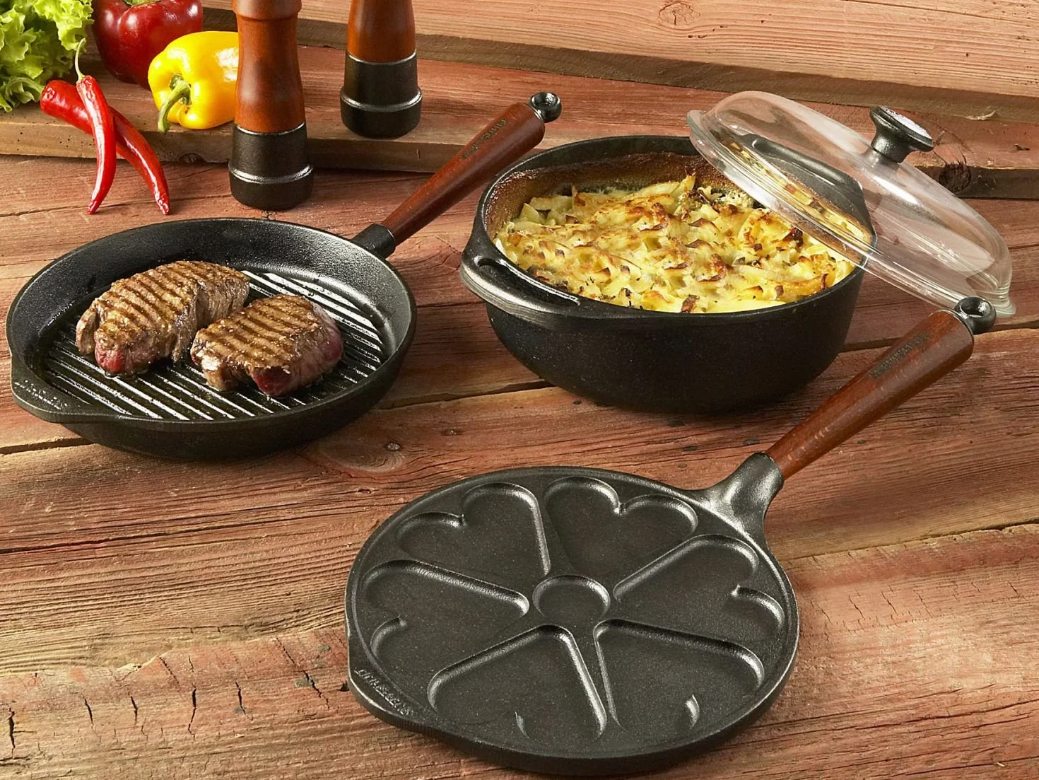 Skeppshult patelnia z drewnianym uchwytem, patelnia do serwowania, patelnia do grillowania/wok żeliwo + ściereczka z mikrofibry Prymo, kolor okrągły, rozmiar 22 cm