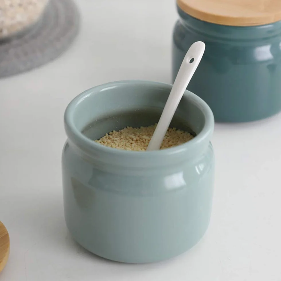 Zestaw puszek na olej, ceramiczna butelka z dozownikiem oleju, butelka 500 ml z dozownikiem sosu sojowego z drewnianą paletą, oliwa z oliwek, sos sojowy, ocet, cruet, płynny dozownik przypraw do