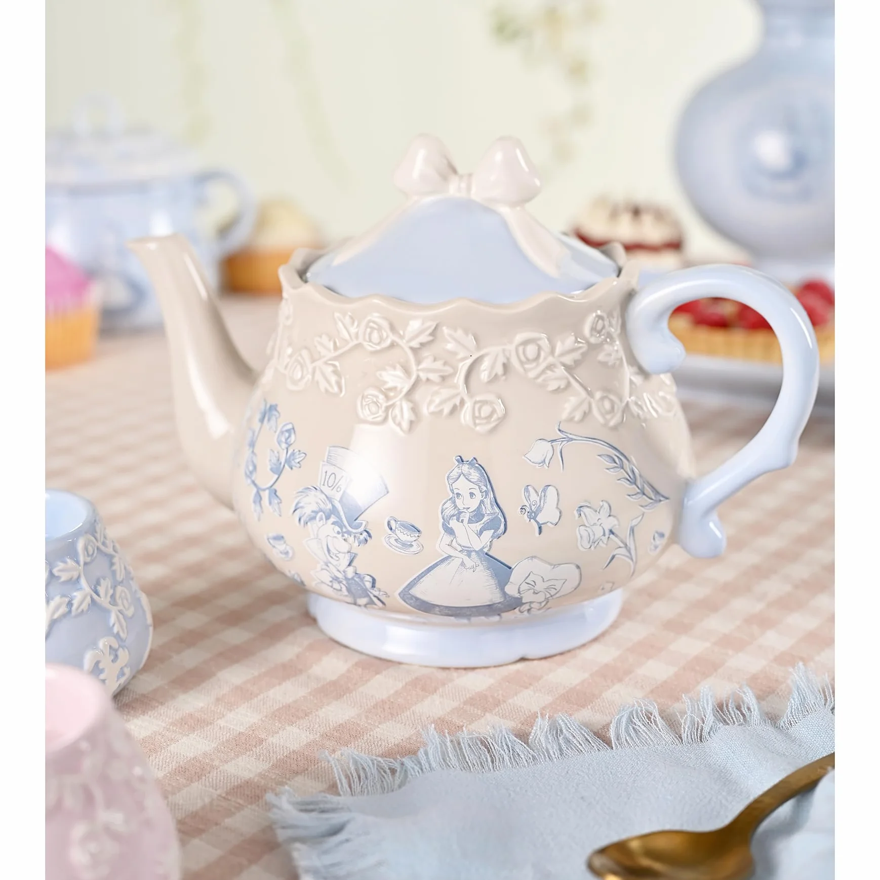 Disney - Alicja w Krainie Czarów - Ceramiczny Czajniczek - Motyw Alicji, Szalonego Kapelusznika i Róż - Wystrój i Artykuły Domowe do Dekoracji Przyjęć Ogrodowych, Hosting, Serwisu i Wyżywienia.