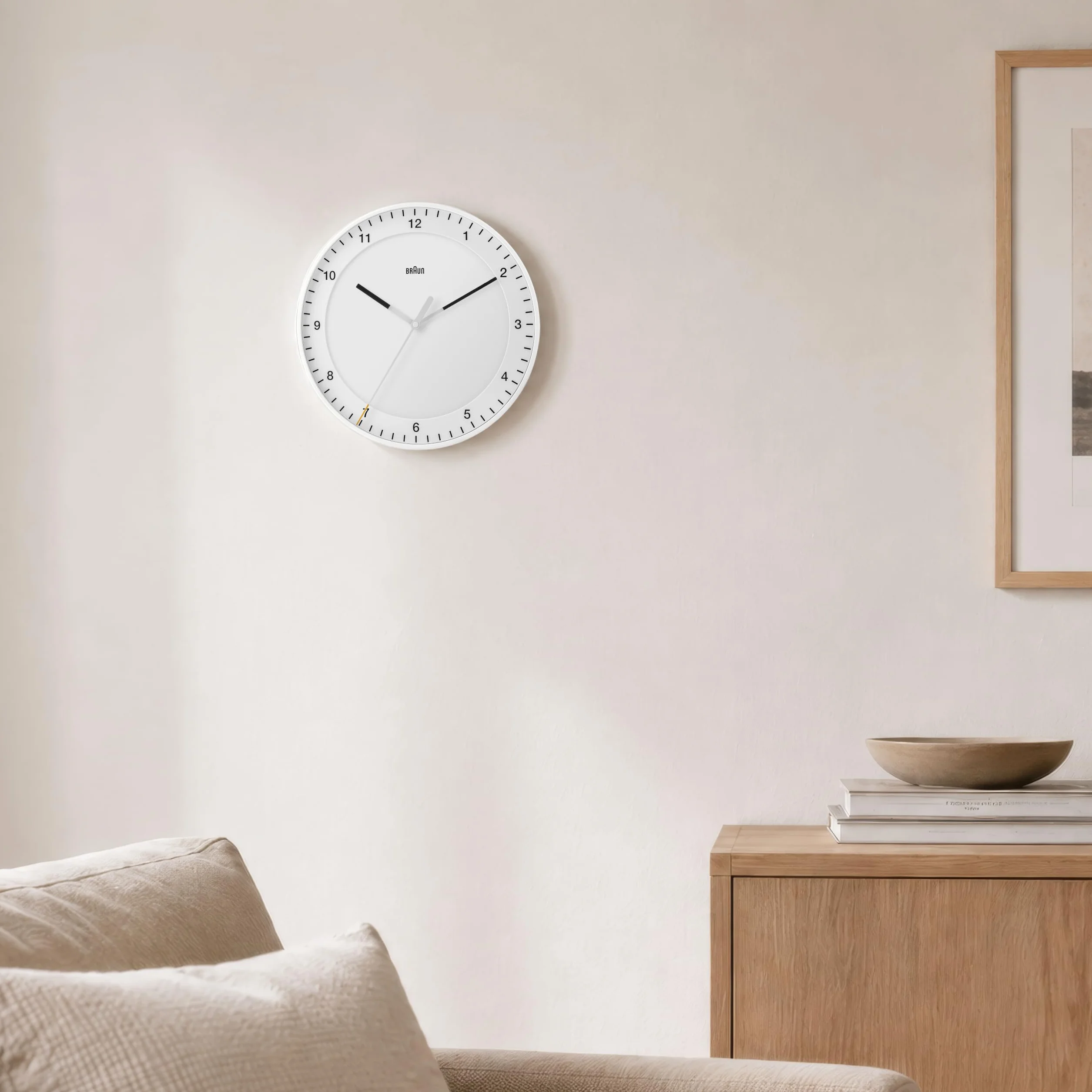 Braun Klasyczny, duży, analogowy zegar ścienny, cichy mechanizm zegarowy, łatwy do odczytania cyferblat, średnica 30 cm, biały model BC17W.
