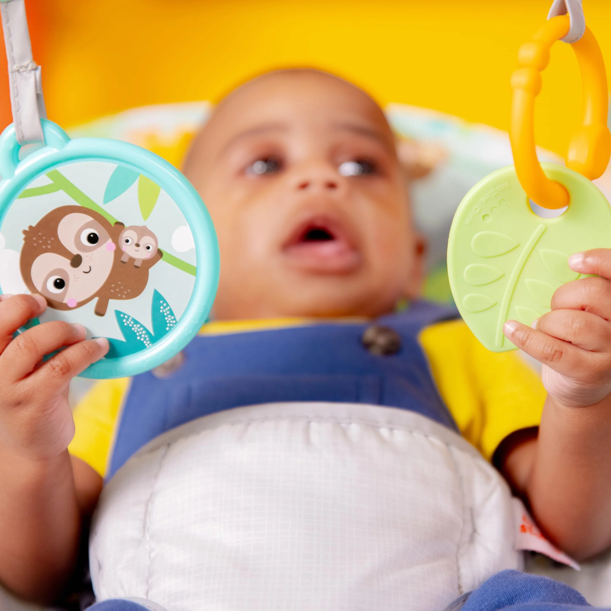 Bright Starts, Łopatka dla niemowląt, Safari Fun z uspokajającymi wibracjami, poduszka do siedzenia, nadająca się do prania w pralce, antypoślizgowe nóżki i 2 zabawki