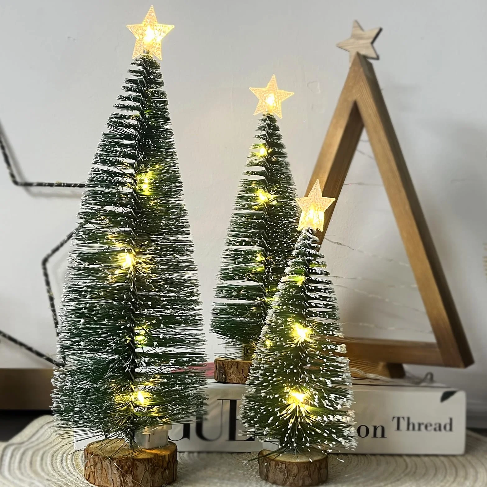 3 szt. małych choinek, mini sztuczne choinki z drewnianymi podstawami (18/22/28 cm), światłami LED i śniegami do dekoracji bożonarodzeniowych, DIY (ciepłe światło)