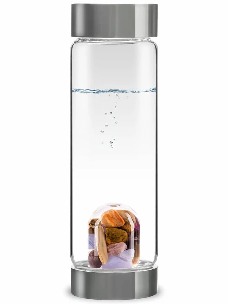 VitaJuwel ViA Five Elements, kryształowa butelka na wodę z ametystem, chalcedon, skamieniałe drewno, kwarc różowy, agat, odbicie, wzrost i podkład