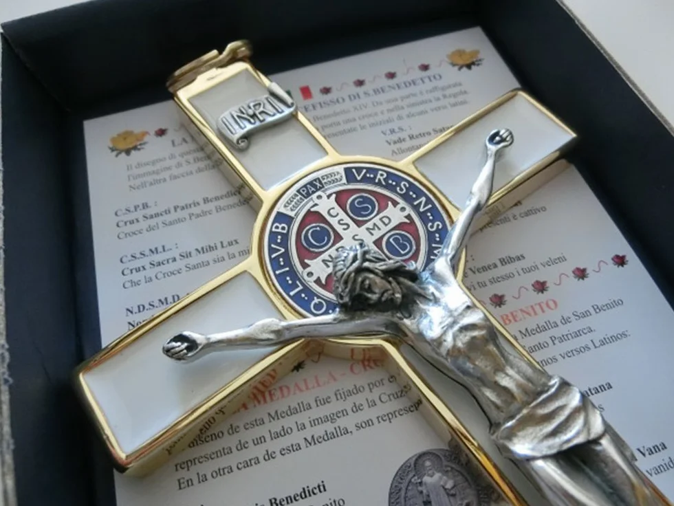 10.004.21 Biały krzyż złoty biały Święty Benedykt 20 cm emaliowany z pudełkiem na prezent Święty Benedykt Egzorcyzm Kapłan Egzorcyzm Kapłan Siostra Kościół