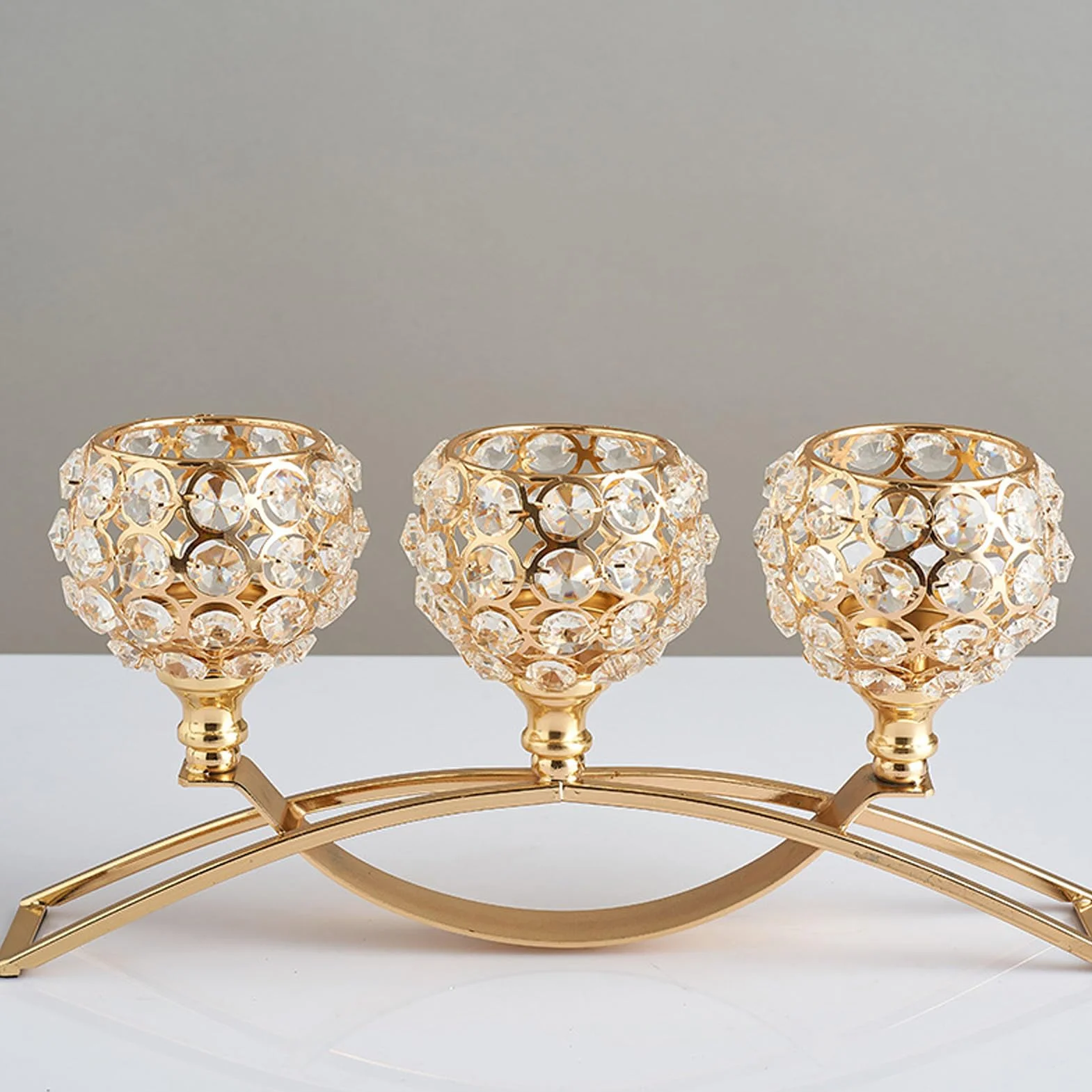 Gold Crystal Candle Holders, 3 Ramiona Kryształowa Miska Tealight Candelabra, Wiatroodporna Konstrukcja, Szeroka Podstawa do Stolika Centralnego Wystroju Domu ślub ślub