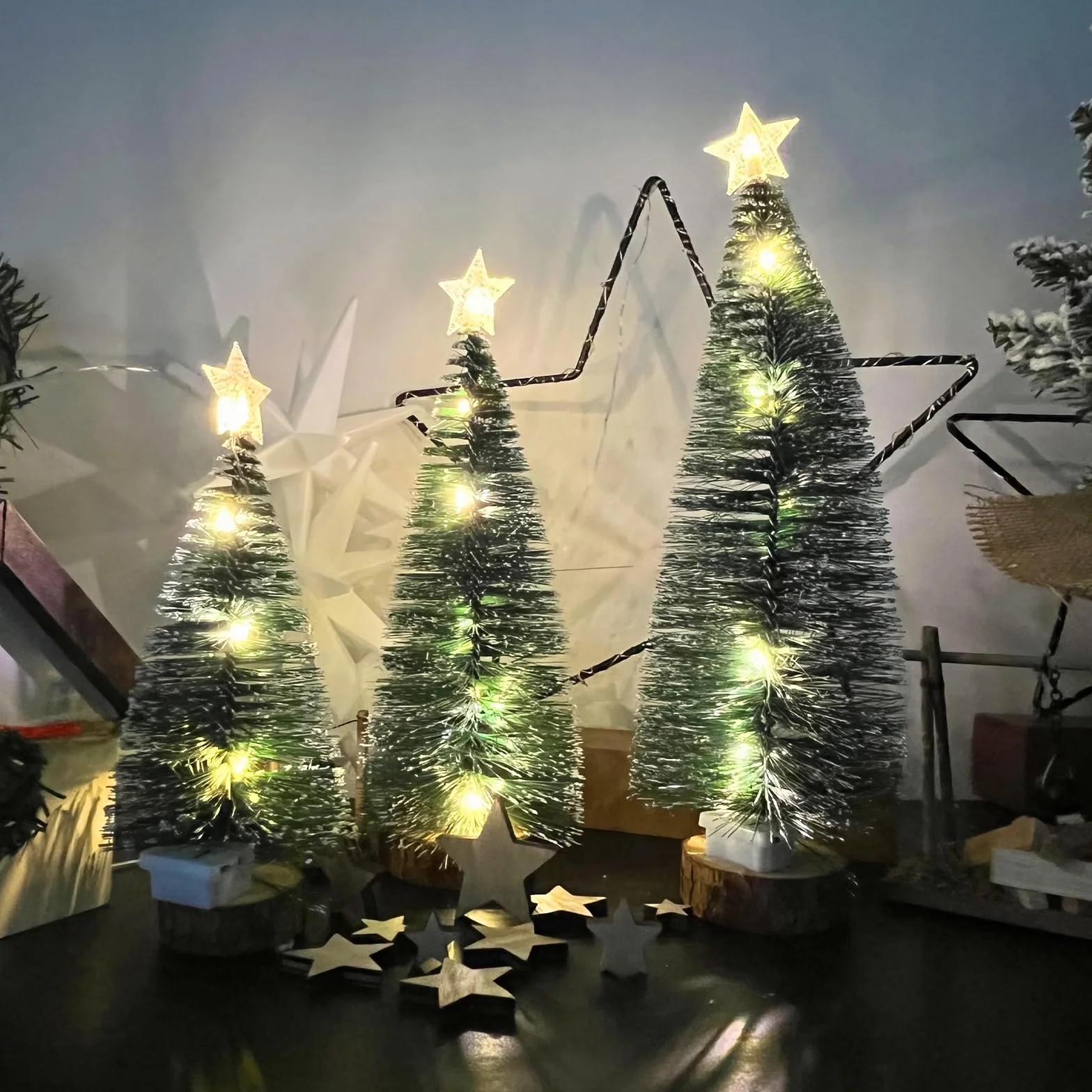 3 szt. małych choinek, mini sztuczne choinki z drewnianymi podstawami (18/22/28 cm), światłami LED i śniegami do dekoracji bożonarodzeniowych, DIY (ciepłe światło)