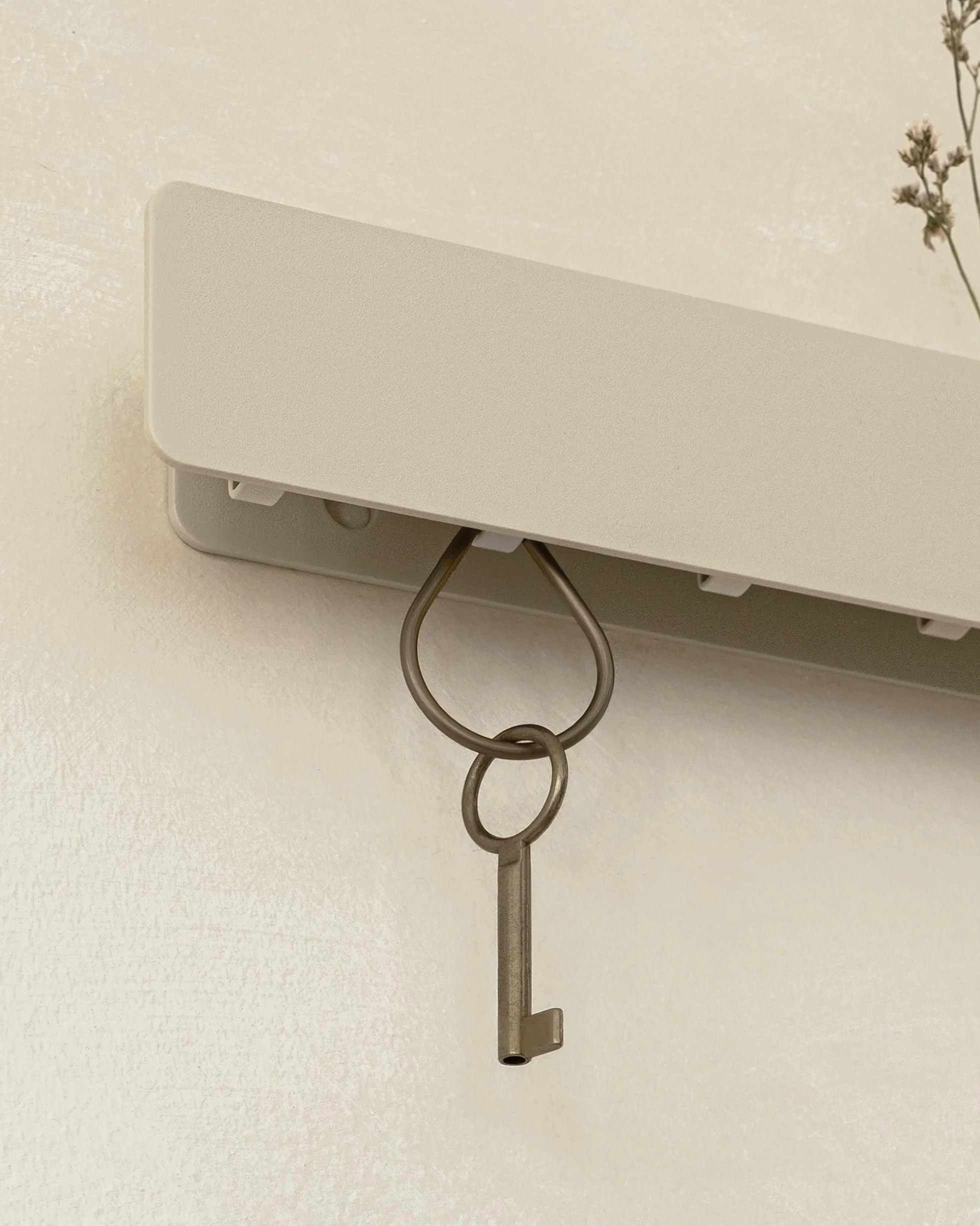 Kazai. Tablica na klucze 'Kian' | Minimalistyczny design haka z Berlina | Nowoczesny metalowy uchwyt z półką | Regał jako mebel do przedpokoju na ścianę | Taupe Piaskowy