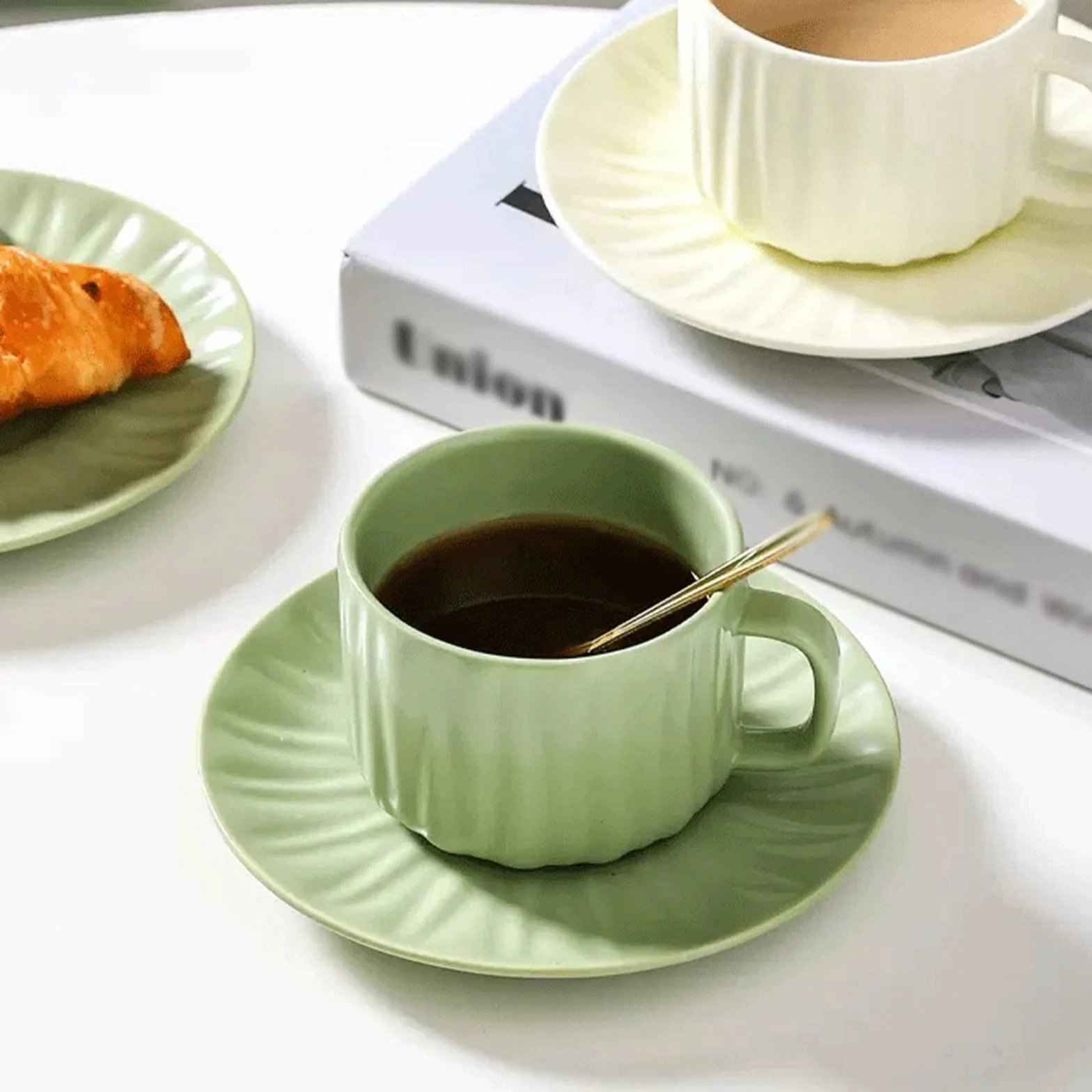 Kubki do kawy, Zestaw ceramicznych filiżanek do kawy 250 ml ze spodkiem i łyżeczką, biało-zielony(White)