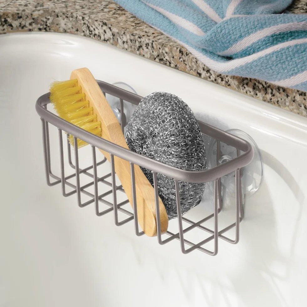 iDesign Uchwyt na gąbkę z przyssawkami, metalowy organizer na gąbkę i skrobaczkę do garnków, wiszący pojemnik kuchenny do zlewozmywaka, kolor matowego srebra, 7,11 x 16,51 x 12,19 cm