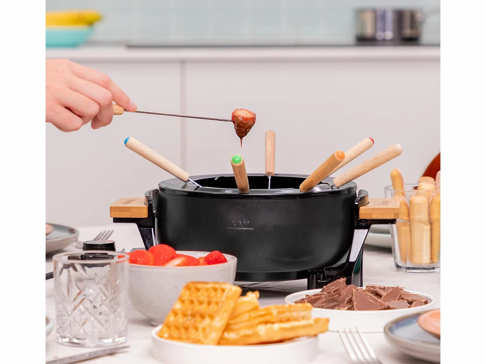 Fondue Tristar FO-1108 - bambusowe wykończenie - obudowa z czarnej matowej stali - do 8 osób - 1000 W