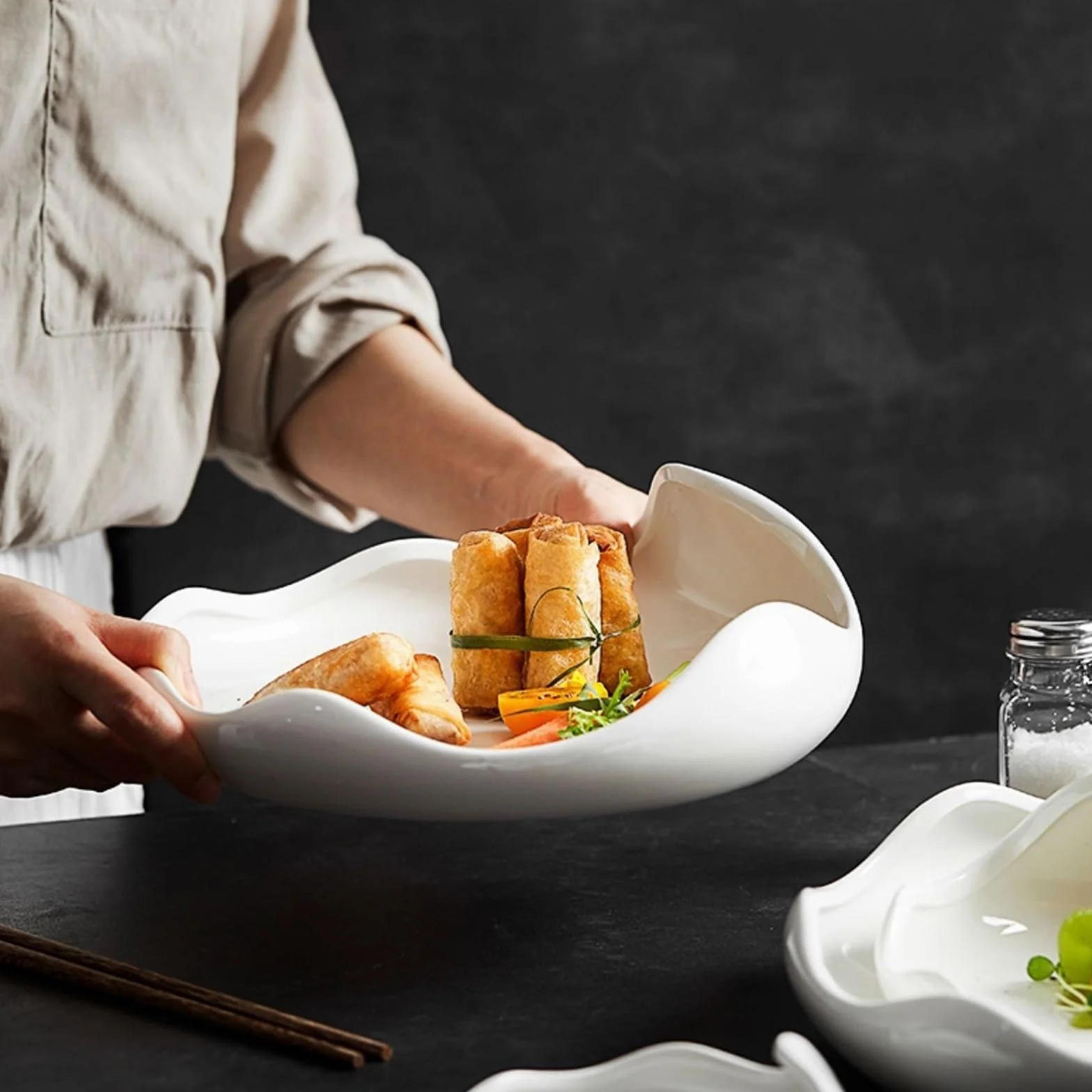 Obiadowe Talerze Chlebowe Biały nieregularny talerz ceramiczny Płytki gospodarstwa domowego Talerz na zimno Specjalna zastawa stołowa hotelu Restauracja obiadowy z deserami Talerze Kuchenne(Średni)