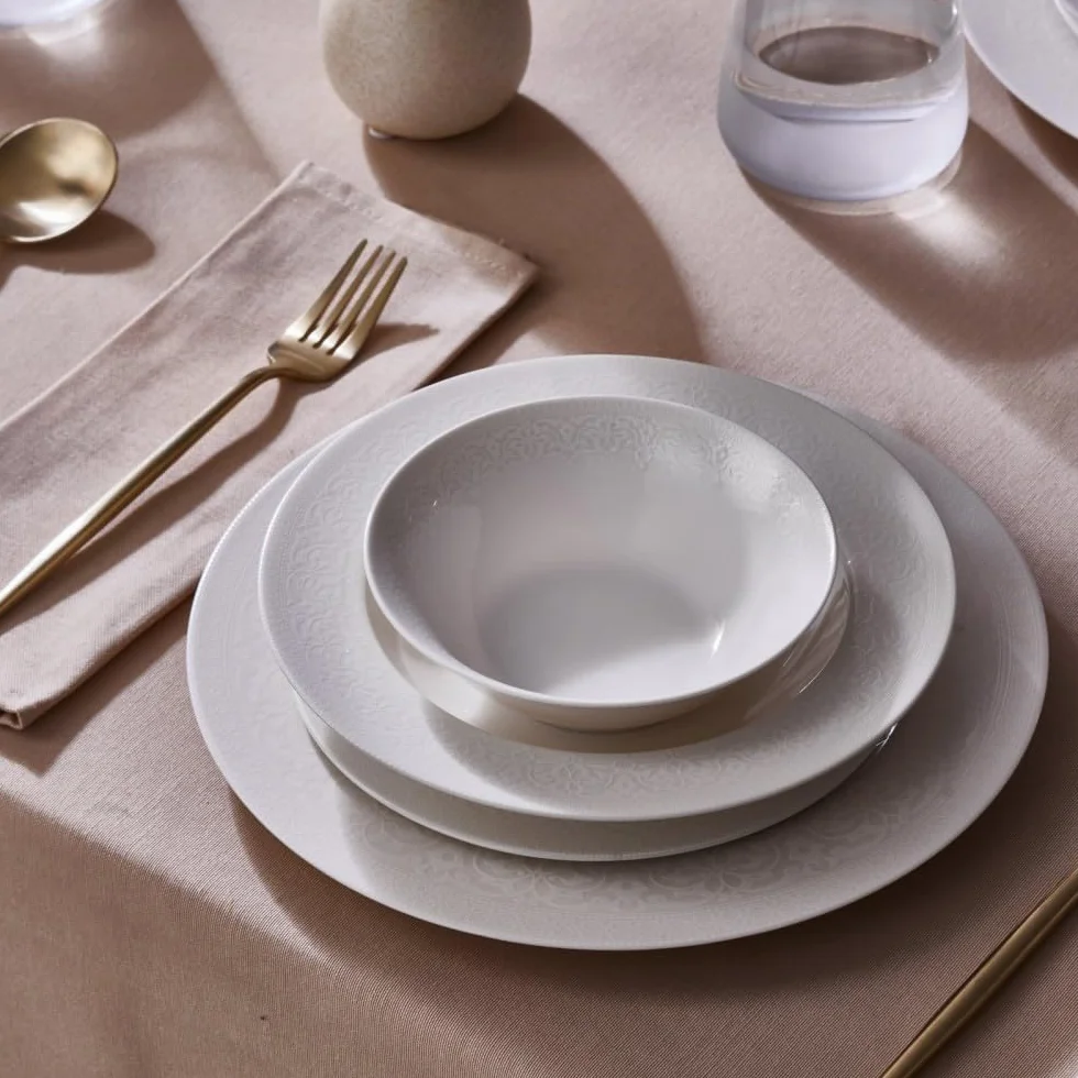 Karaca Nowe zestawy zastawy stołowej dla 6 osób, 24-częściowy nowoczesny zestaw naczyń kuchennych, porcelana kostna, można myć w zmywarce, białe talerze i miski, trwałe i eleganckie