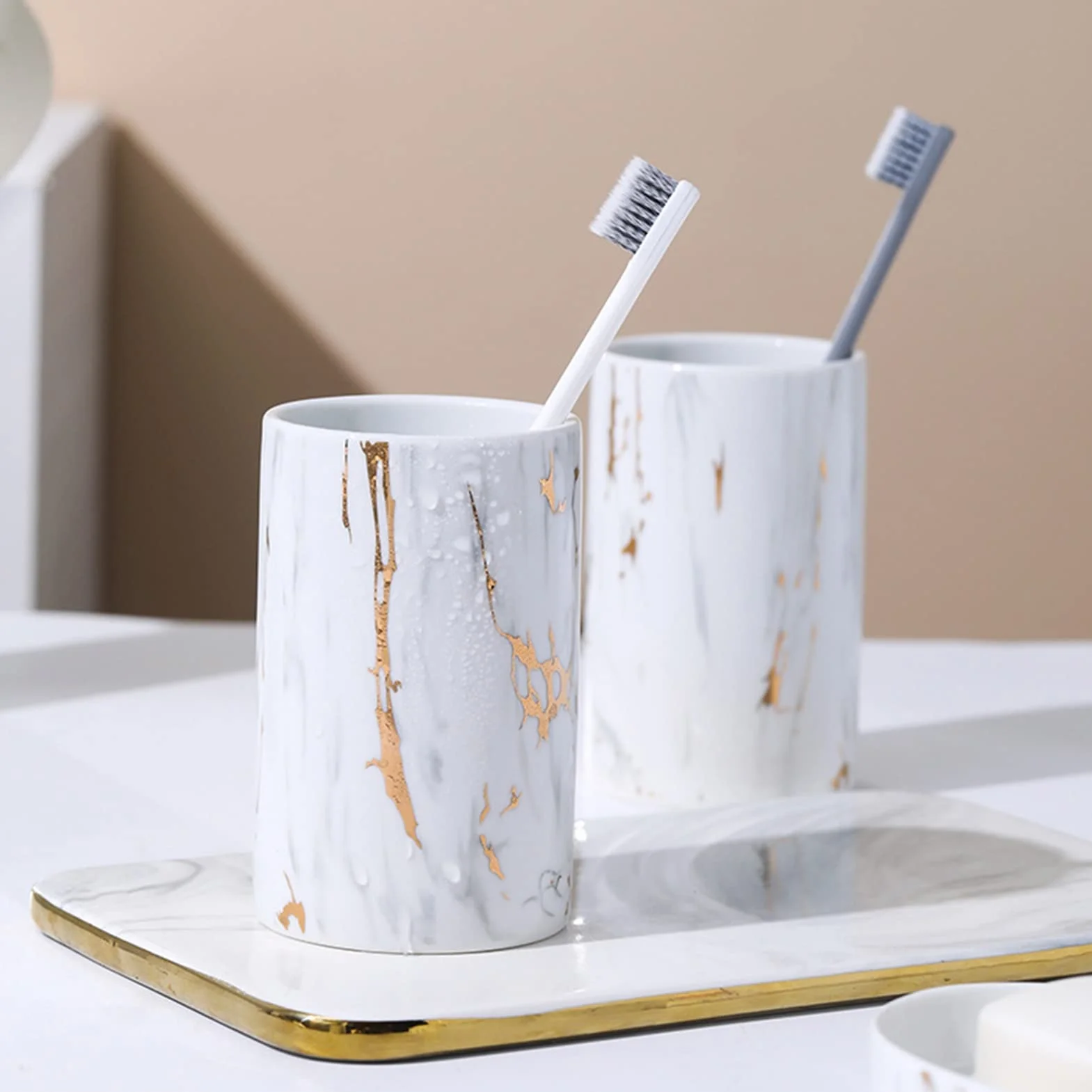 GIBZ Nowoczesny Stylowy Ceramiczny Zestaw 4-częściowy Do Kąpieli Zestaw Akcesoriów Do Blatu Mydelniczka, Uchwyt Na Szczotekę Do Zębów, Dozownik Mydła, Kubek Łazienkowy Biały