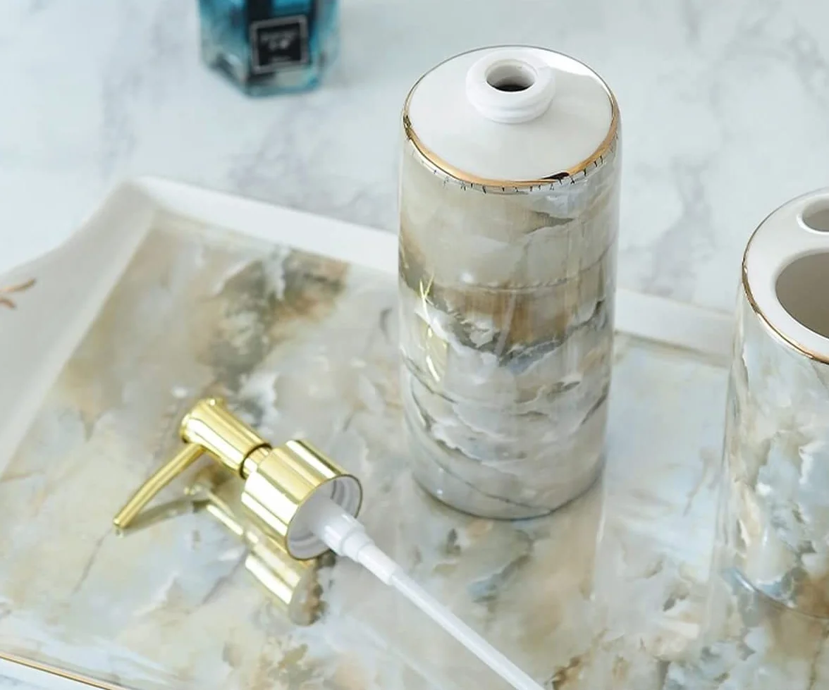 Artykuły toaletowe łazienkowe, pięcioczęściowy zestaw łazienkowy, szczoteczka do zębów w łazience, kubek do płukania ust, wyroby dentystyczne, zestaw tac ceramicznych