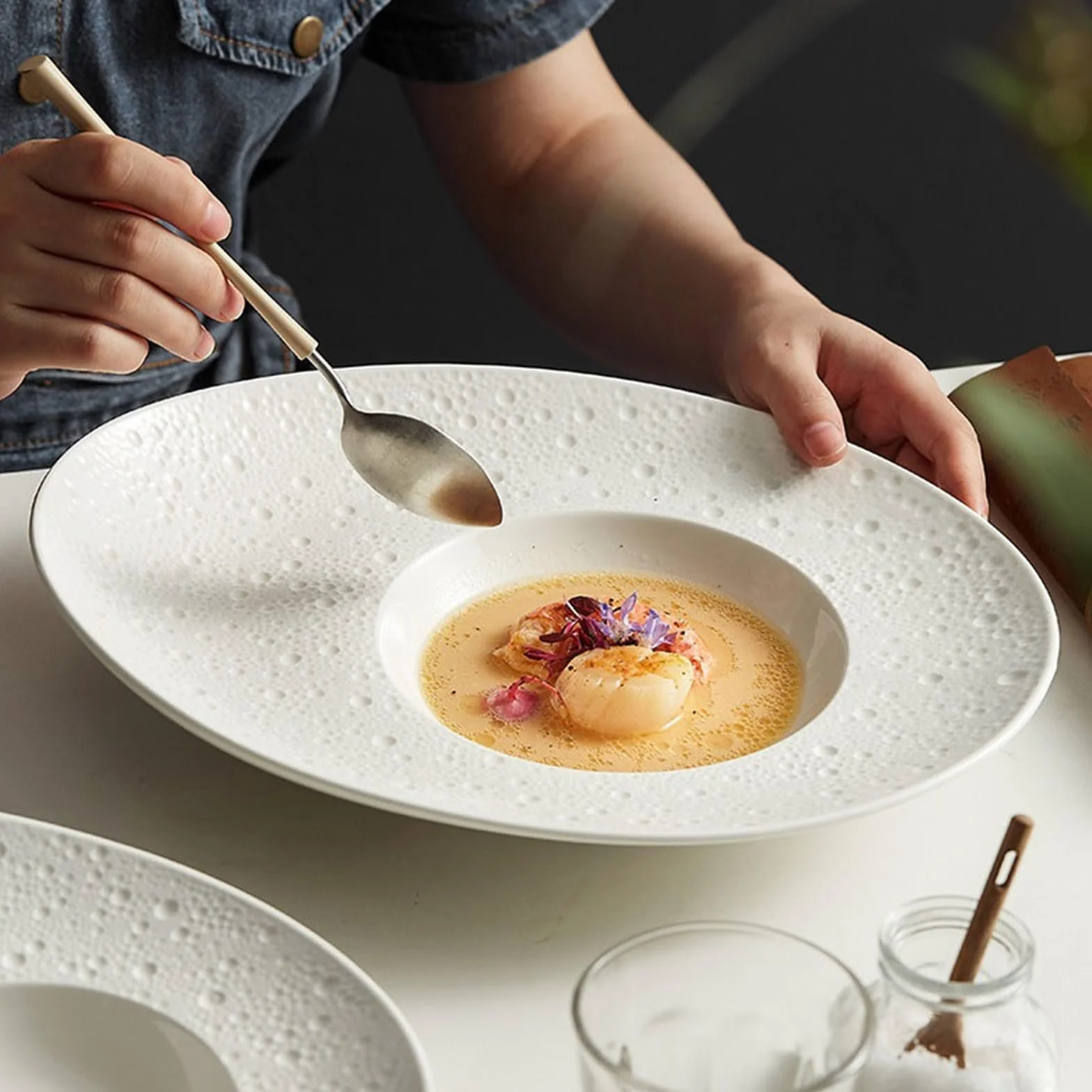 Talerz obiadowy wykwintny talerz na zupę spersonalizowany kształt kapelusza talerz obiadowy biały ceramiczny restauracja hotel premium uczucie specjalna zastawa stołowa talerze kolacja