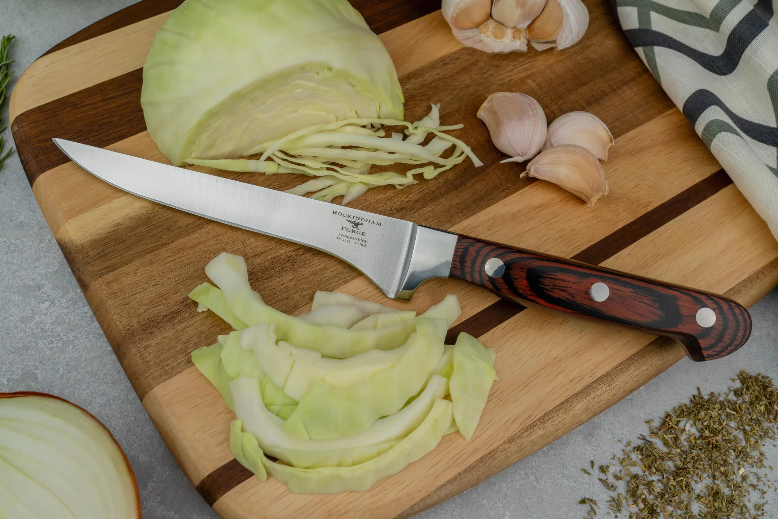 Nóż do trybowania Rockingham Forge Essentials 8000 Series 6” z klasycznymi nitowanymi rękojeściami z drewna pakkawood i konstrukcją full tang, ostrza ze stali nierdzewnej