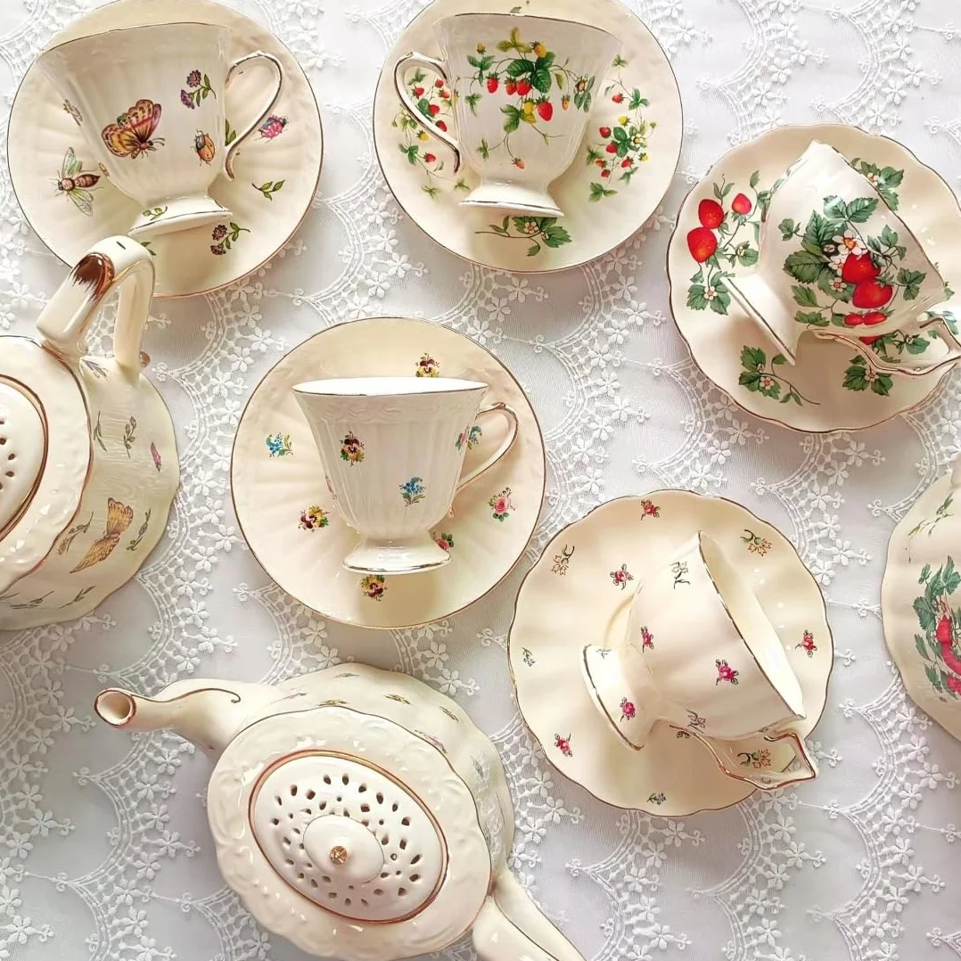 Ceramiczny kubek do kawy ze spodkiem i zestawem łyżek, elegancki design retro do użytku domowego i restauracyjnego