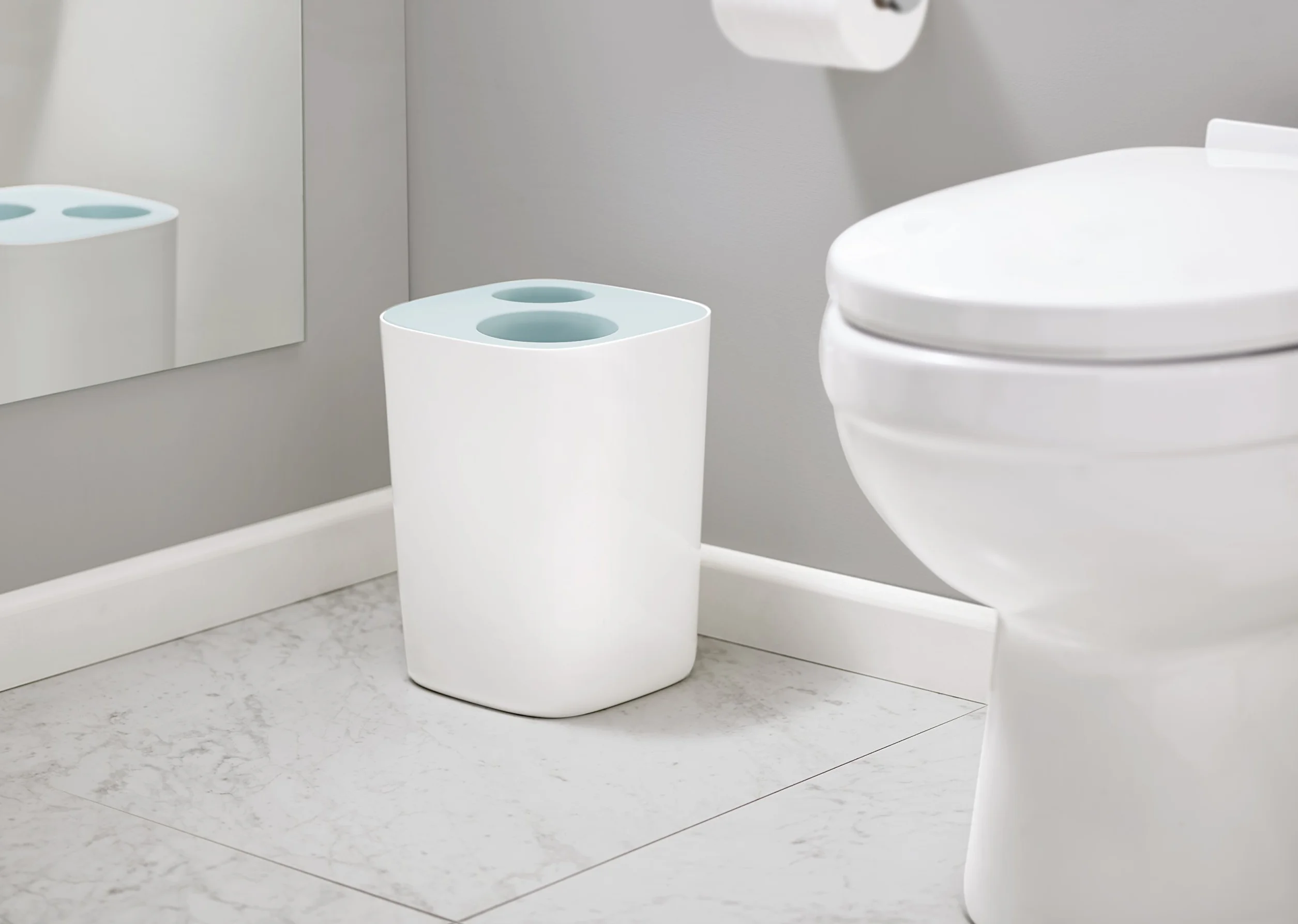 Joseph Joseph 70505 Slim – kosz na śmieci do łazienki – biały/niebieski