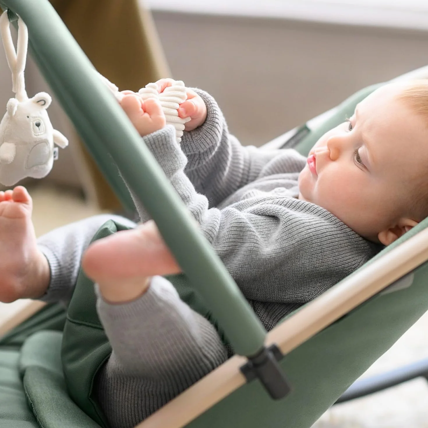 Maxi-Cosi Bujaczek leżaczek Kori 2 w 1 z łukiem z zabawkami, 0–2 lata, do 15 kg, bujaczek dla dziecka, 3 poz. odchylania jedną ręką, Uprząż Easy- in, Lekki i kompaktowy, Beyond Green