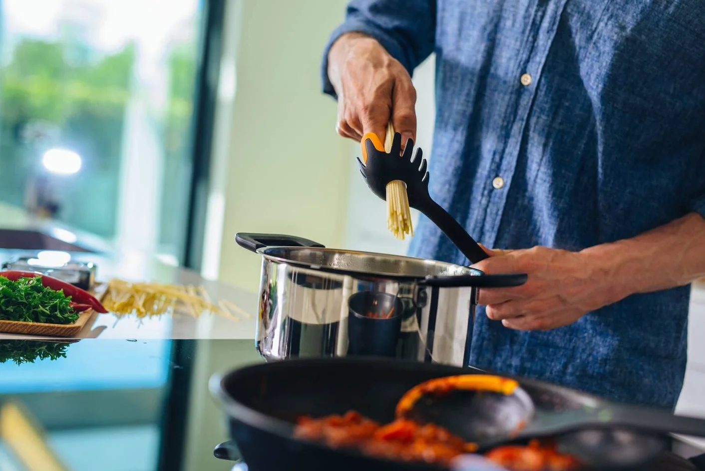 Fiskars Garnek z pokrywką, Pojemność: 5,0 l, Functional Form, Odpowiedni do wszystkich rodzajów płyt kuchennych, Stal nierdzewna/tworzywo sztuczne, 1026578