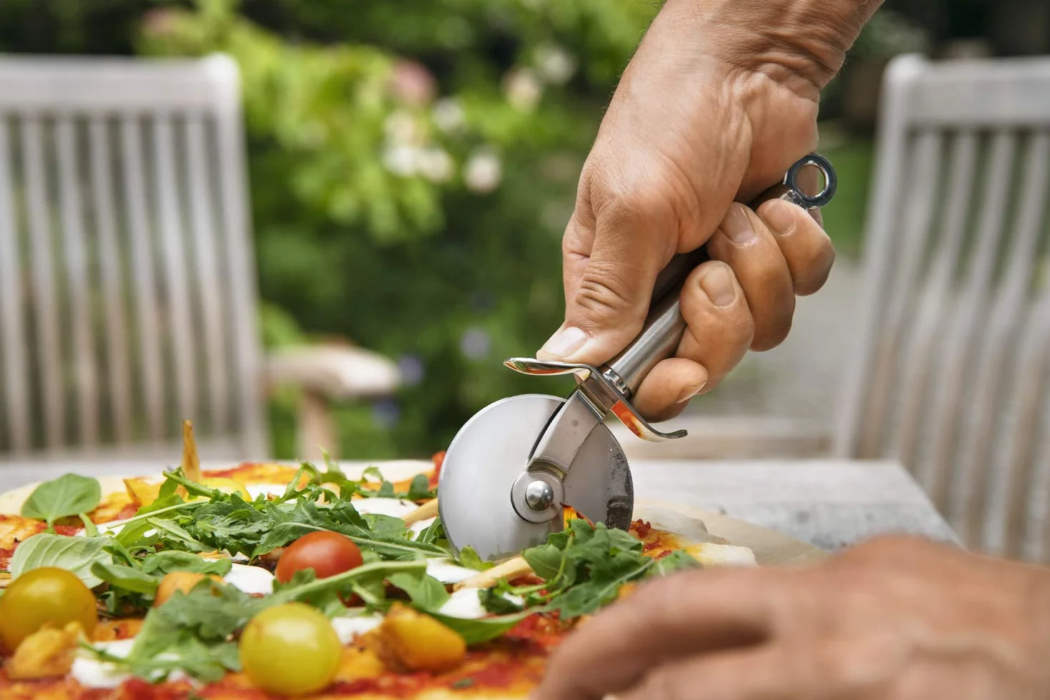 RÖSLE Nóż do pizzy i ciasta, wysokiej jakości nóż do pizzy ze stabilnym kółkiem, ochrona dłoni, stal nierdzewna 18/10, nadaje się do mycia w zmywarce
