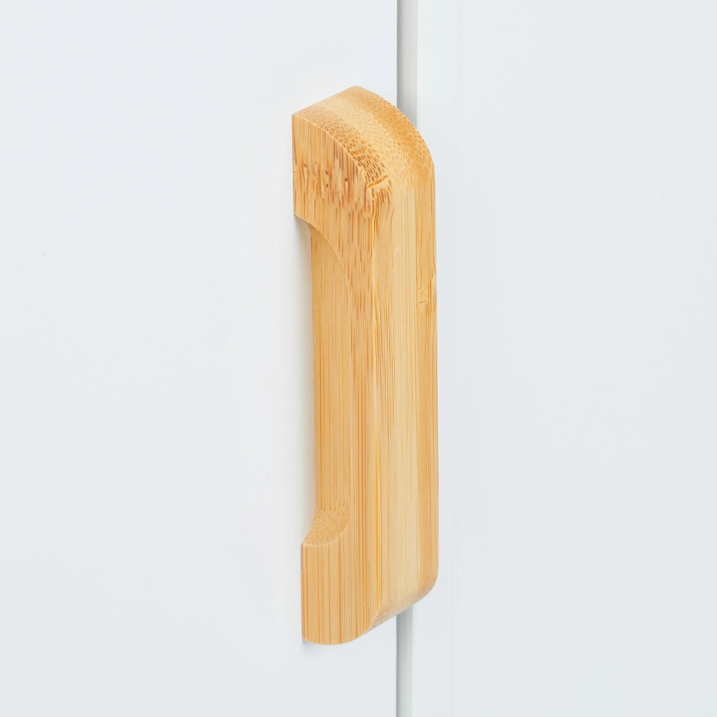 Relaxdays szafka kolumnowa łazienka, kółka, 4 półki, miejsce na szczotkę WC, HBD: 62 x 19,5 x 64 cm, płyta MDF, bambus, szafka toaletowa, biała