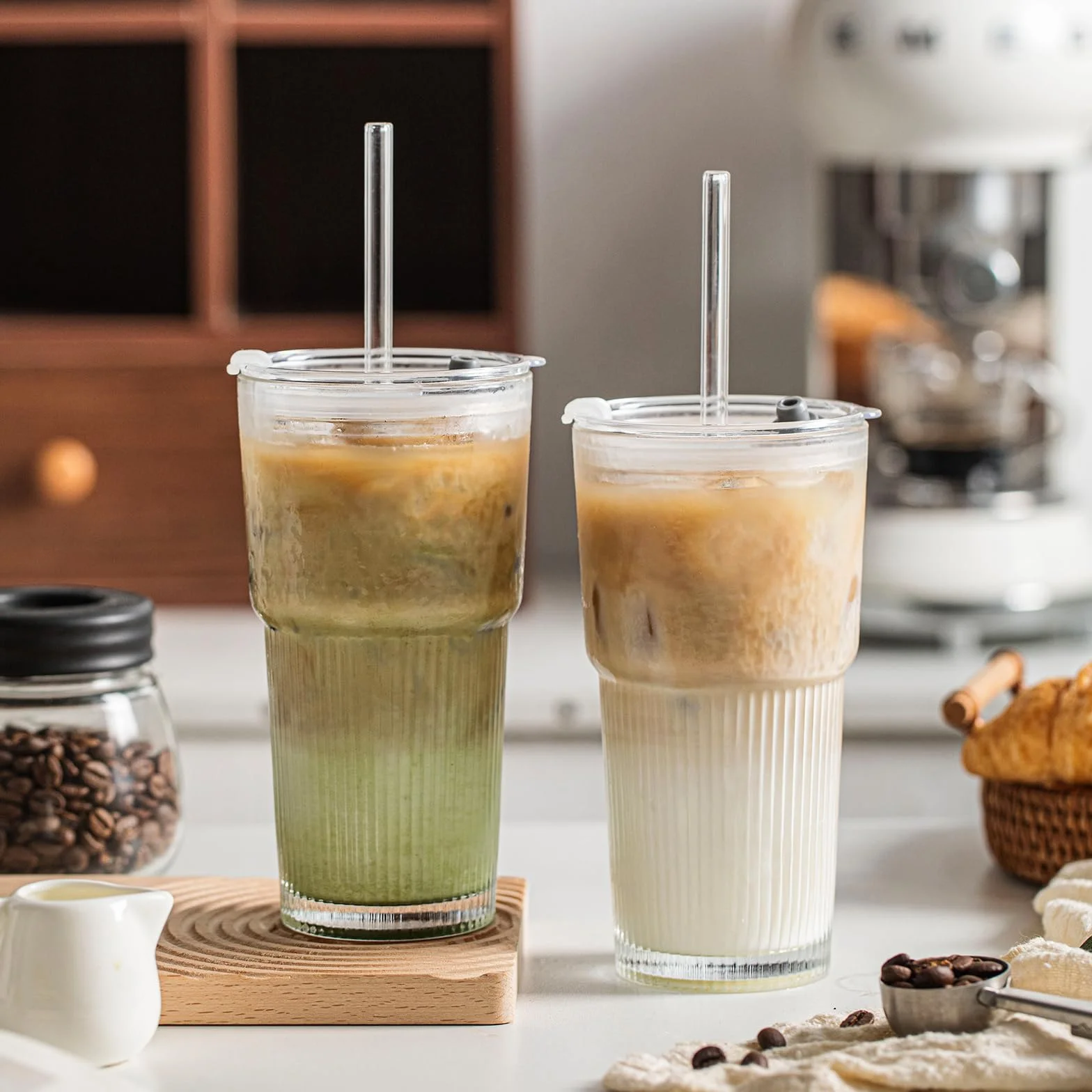 INSETLAN Szklany kubek ze słomką i pokrywką, 2 sztuki, stylowe prążkowane szklanki do kawy mrożonej, matcha, smoothie, soku, zimnych napojów, 530 ml