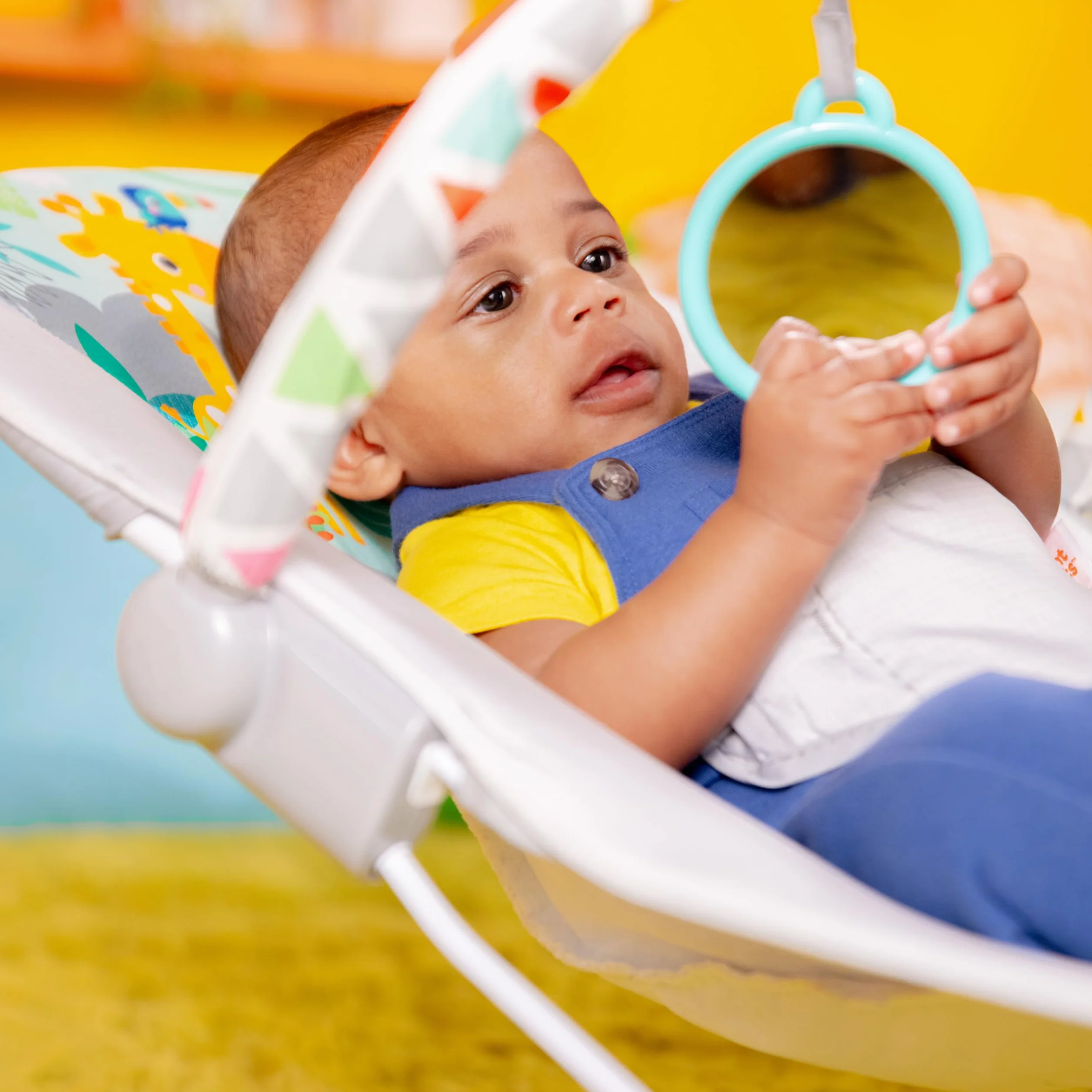 Bright Starts, Łopatka dla niemowląt, Safari Fun z uspokajającymi wibracjami, poduszka do siedzenia, nadająca się do prania w pralce, antypoślizgowe nóżki i 2 zabawki