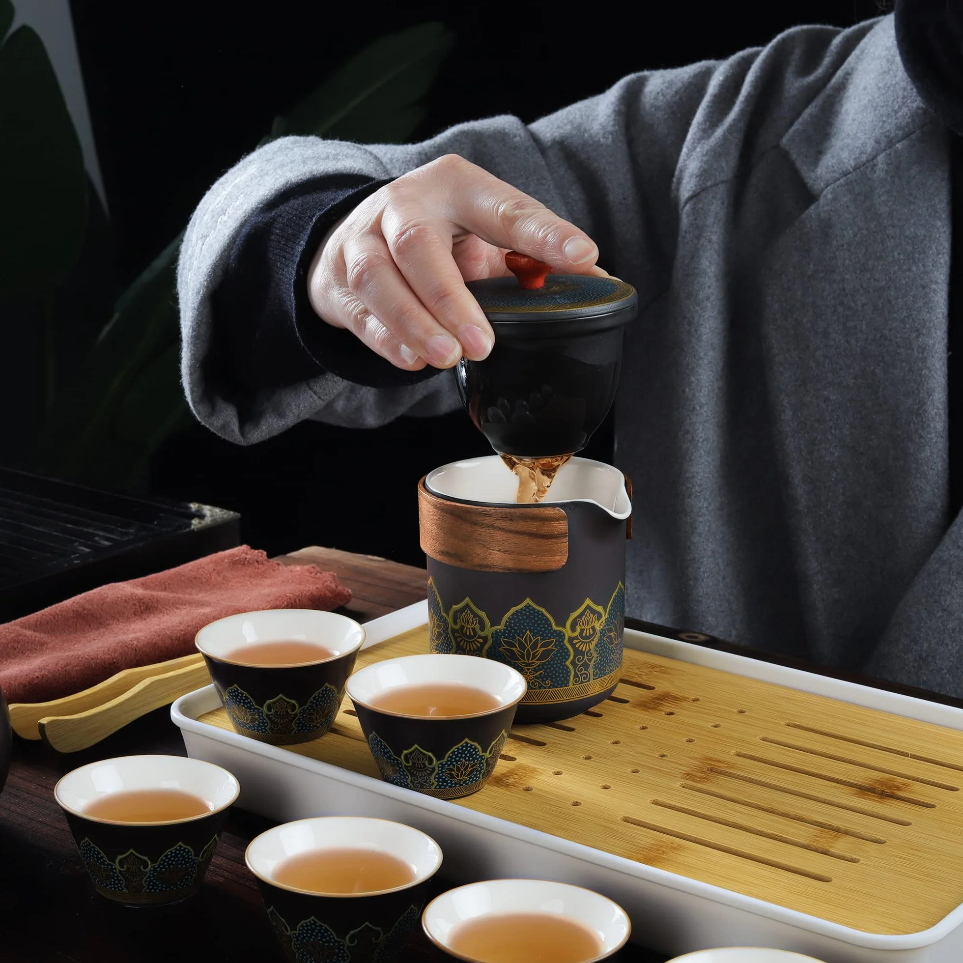 fanquare Czarny przenośny zestaw do herbaty, chiński zestaw do herbaty Gongfu z bambusową tacą do herbaty, porcelanowy czajniczek z 6 filiżankami, torba podróżna