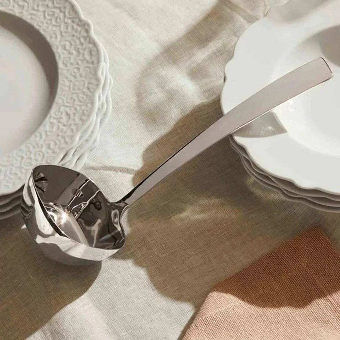 Alessi Chochla z reliefem, stal nierdzewna, srebrna, 7 x 31 x 37,5 cm