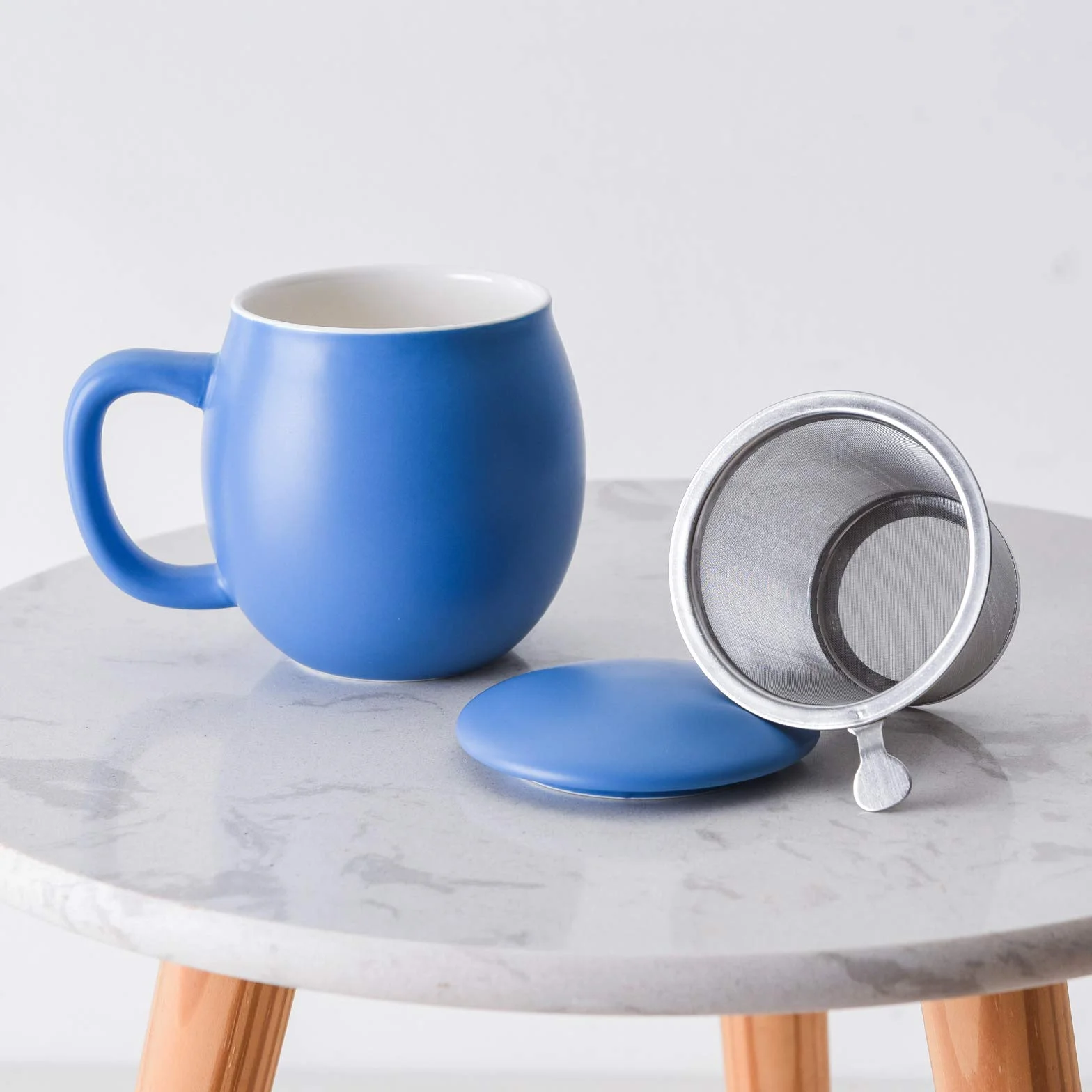 Yundu Porcelanowa filiżanka do herbaty 360 ml z zaparzaczem i pokrywką, kubek z pokrywką do moczenia, matowy niebieski Yundu 360 ml porcelanowa filiżanka z zaparzaczem i pokrywką, kubek z pokrywką do