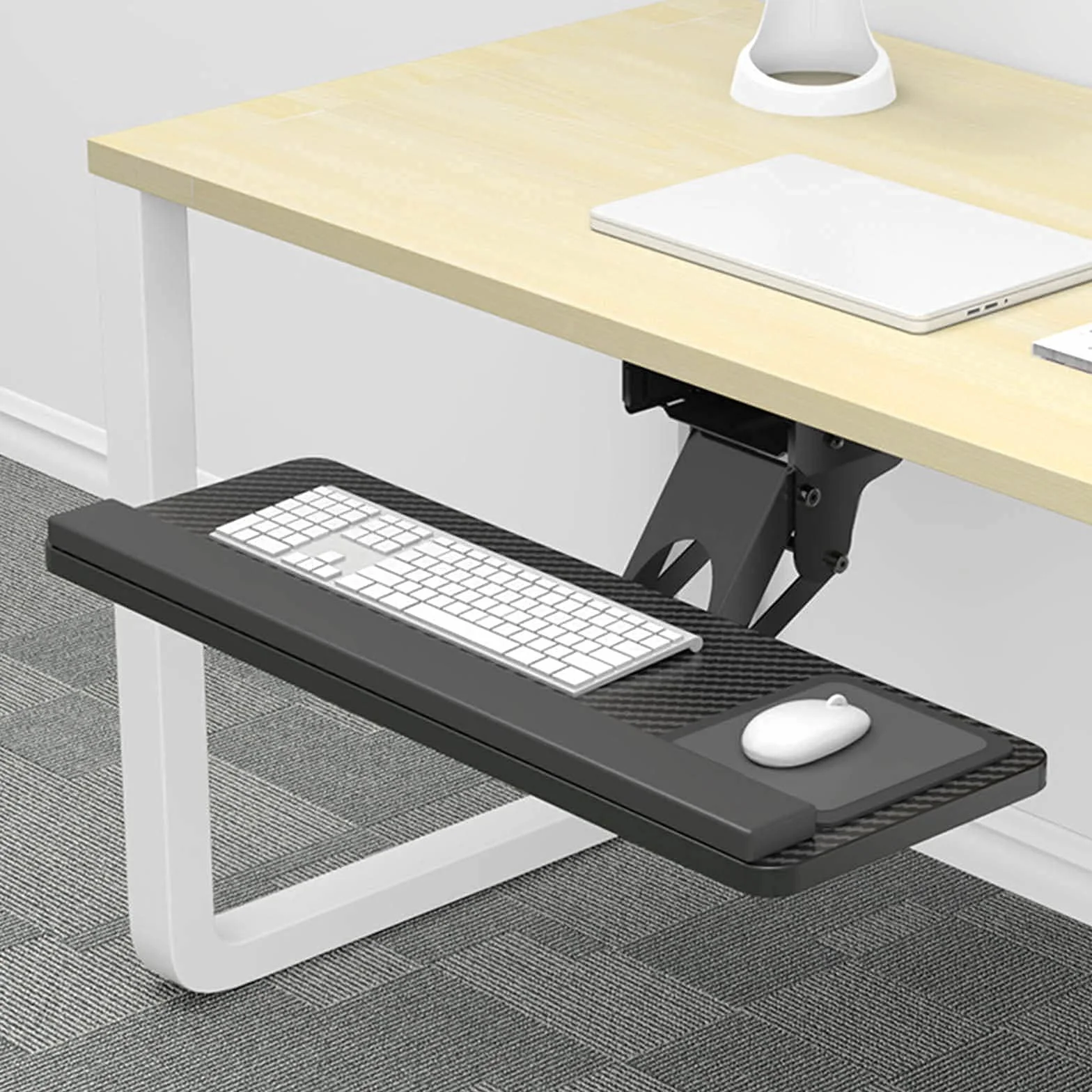Regulowana taca na biurko z klawiaturą i myszką, wysuwana szuflada na klawiaturę z żelową wyściółką, drewniane akcesorium komputerowe do ergonomicznej konfiguracji stacji roboczej