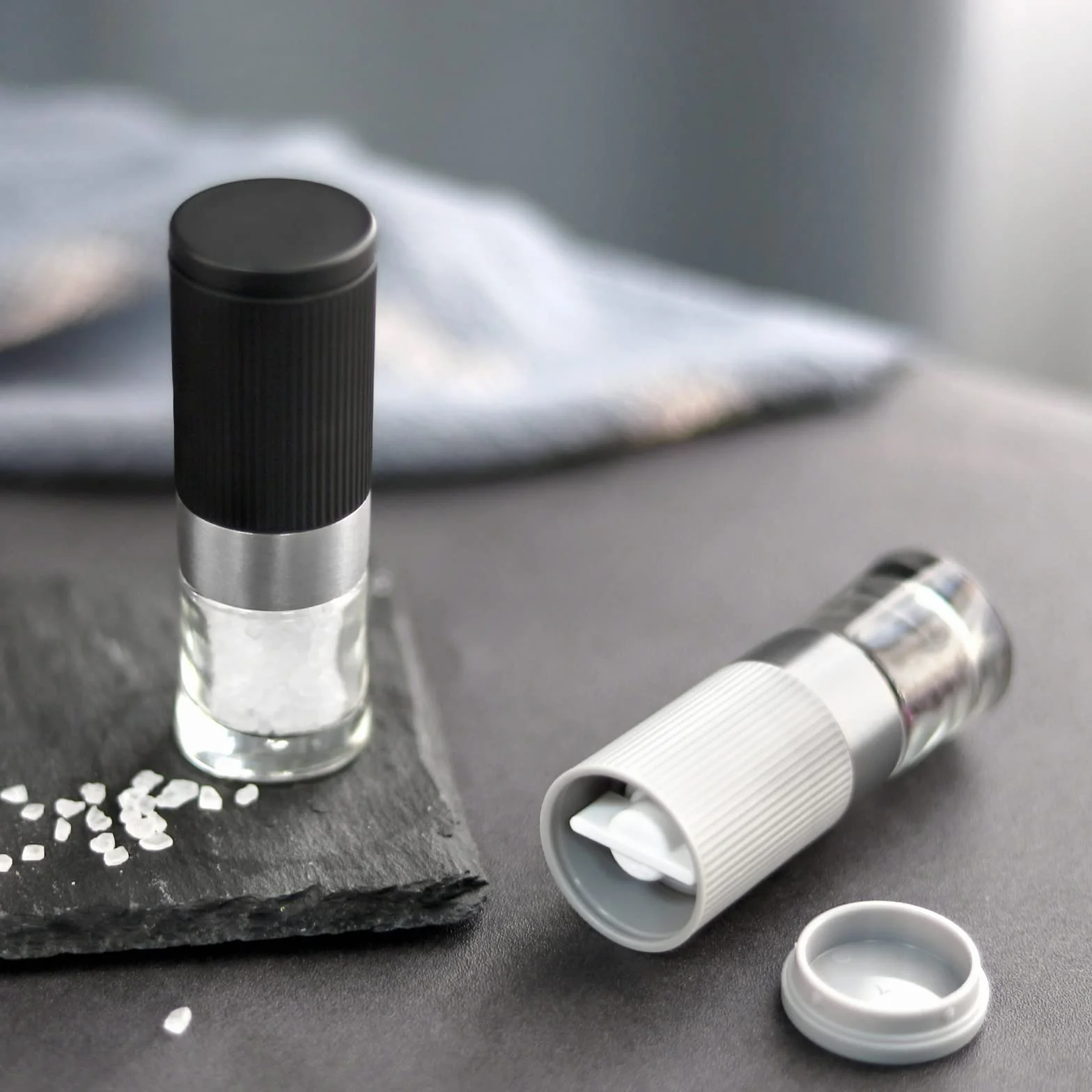 Vevok Chef Mini Zestaw młynków do soli i pieprzu, Małe Regulowane Ceramiczne Młynki do Soli, Przenośne Młynki do Przypraw, Małe Młynki do Pieprzu, Do Grilla, Imprezy, Podróży, Prezenty…