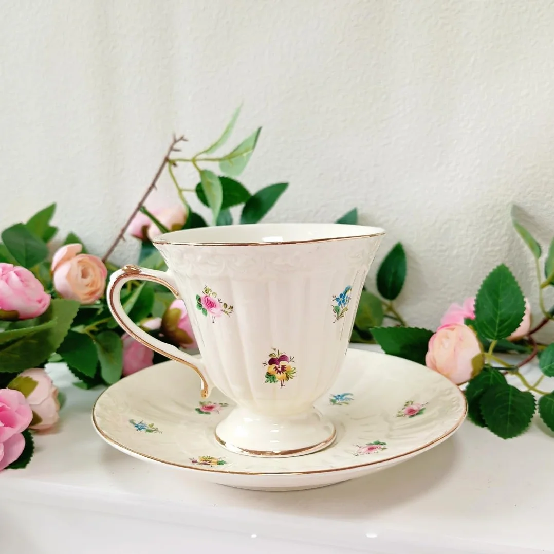 Ceramiczny kubek do kawy ze spodkiem i zestawem łyżek, elegancki design retro do użytku domowego i restauracyjnego