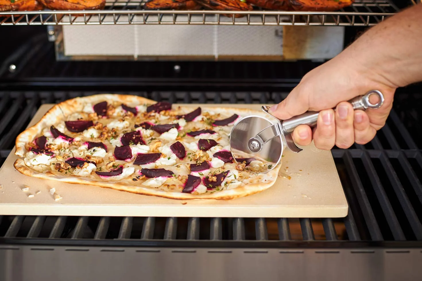 RÖSLE Nóż do pizzy i ciasta, wysokiej jakości nóż do pizzy ze stabilnym kółkiem, ochrona dłoni, stal nierdzewna 18/10, nadaje się do mycia w zmywarce